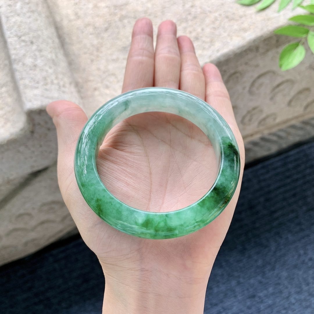 正圈55 56，圈口56.2/12/9.5，编码A1080356，描述糯冰飘辣绿，水润，种老，细腻，