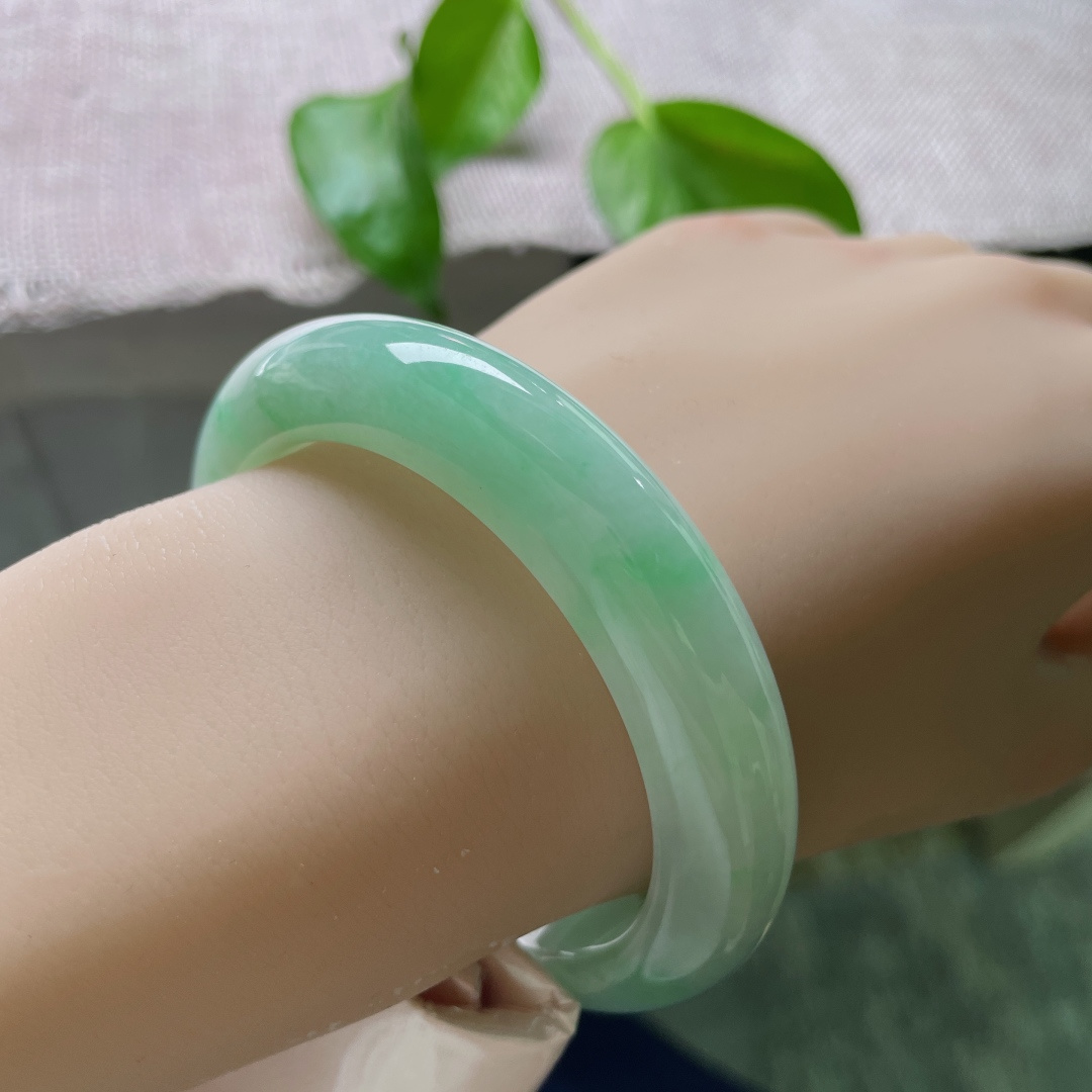 绿底正圈，水润细腻，婉间温柔，大方，有纹 ss52482a