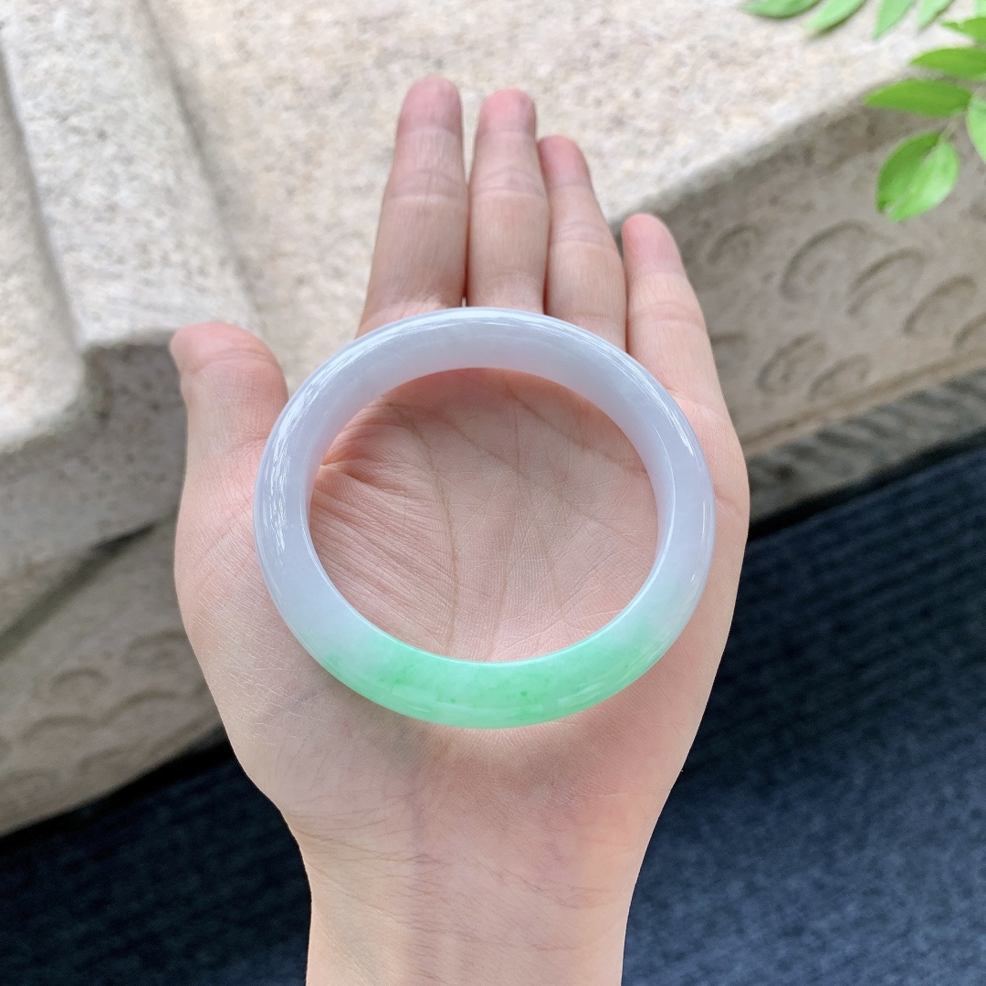 正圈51 52，圈口52.7/10/7.8，编码AD070973，描述春彩，水润，种老，细腻，无裂。