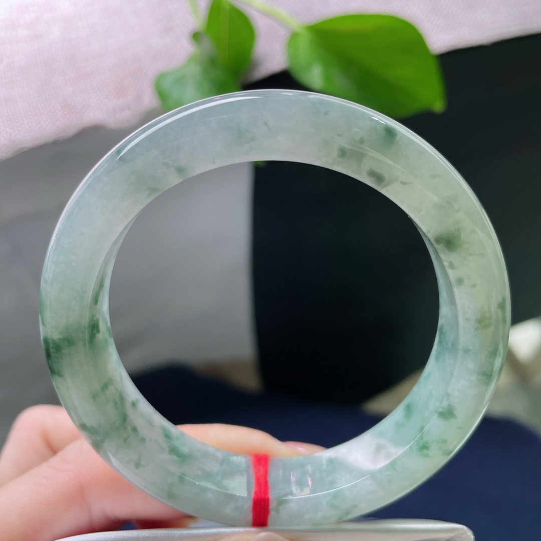 56.1/12.2/8.8，飘花正圈，水润，细腻，优雅，甜美，耐看，一点棉线，雅致，ss52395a