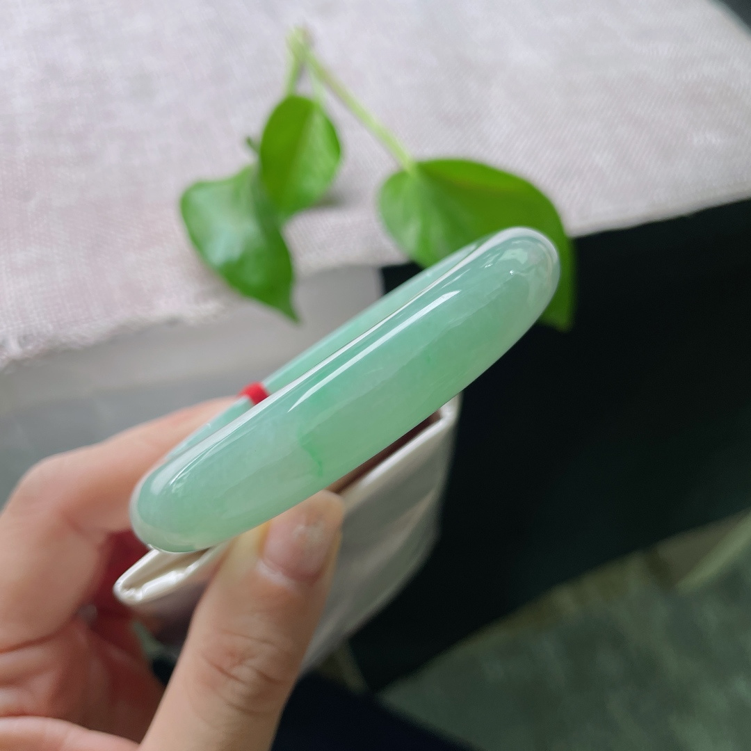 绿底正圈，水润细腻，婉间温柔，大方，有纹 ss52482a