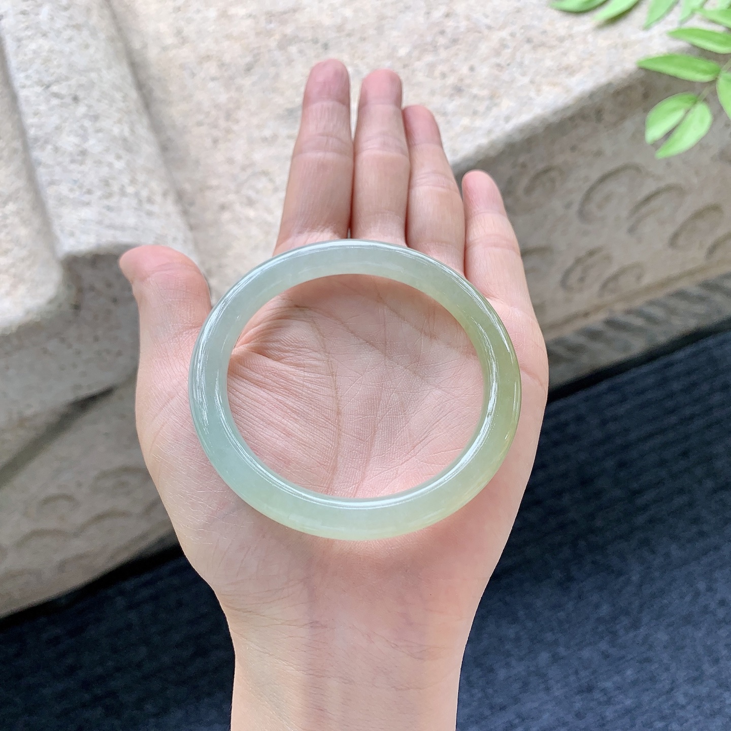 圆条53 54【圈口】54.2/7.4/7.9【编码】AD051103【描述】糯冰黄翡，水润，种老，细腻，无裂