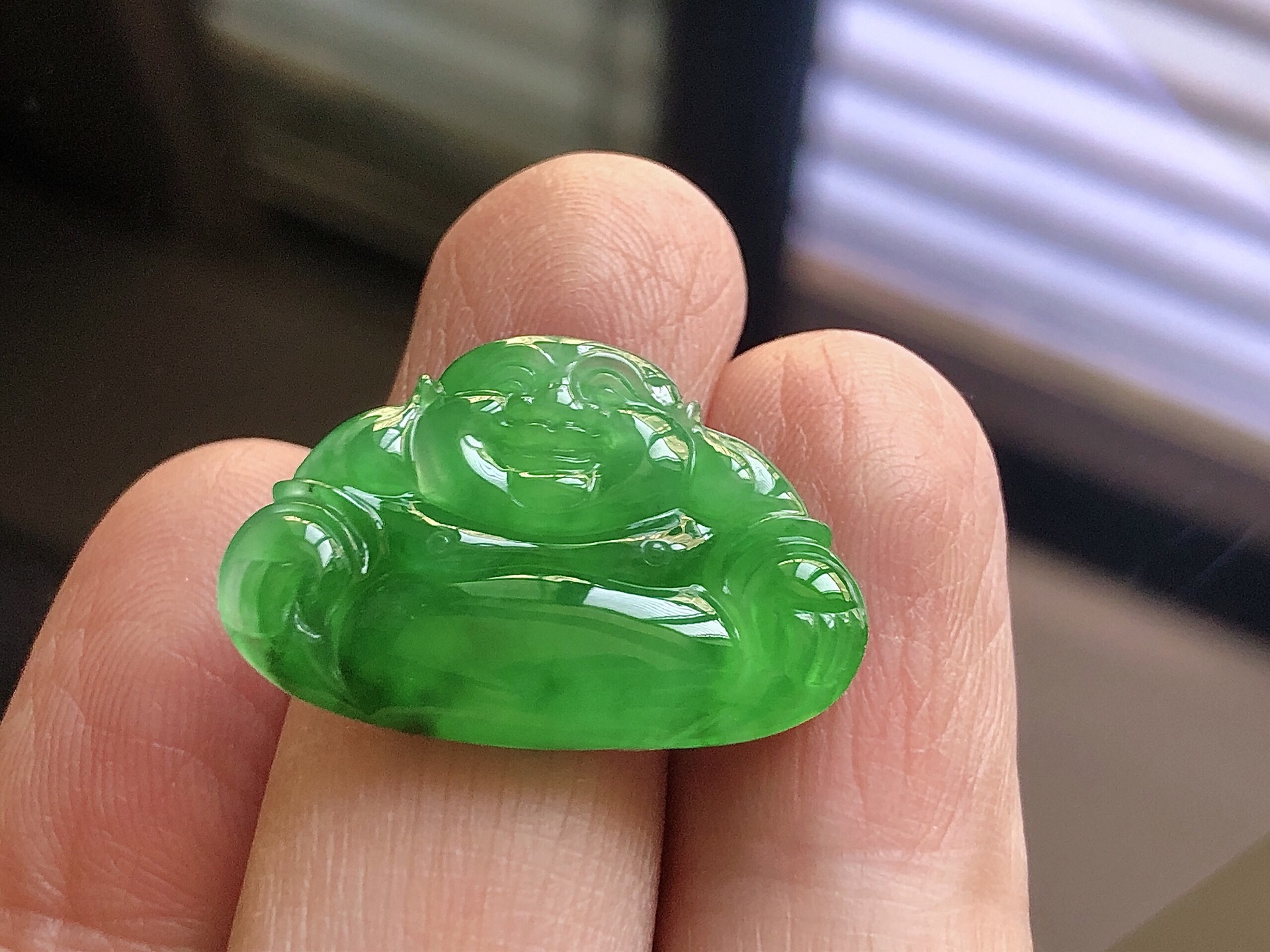 ️ 佛公， 色泽艳阳，通透水润，玉质细腻，夺目迷人，雕工精湛，面相慈祥大气，品相，无裂，尺寸26.5*18.2*4.2