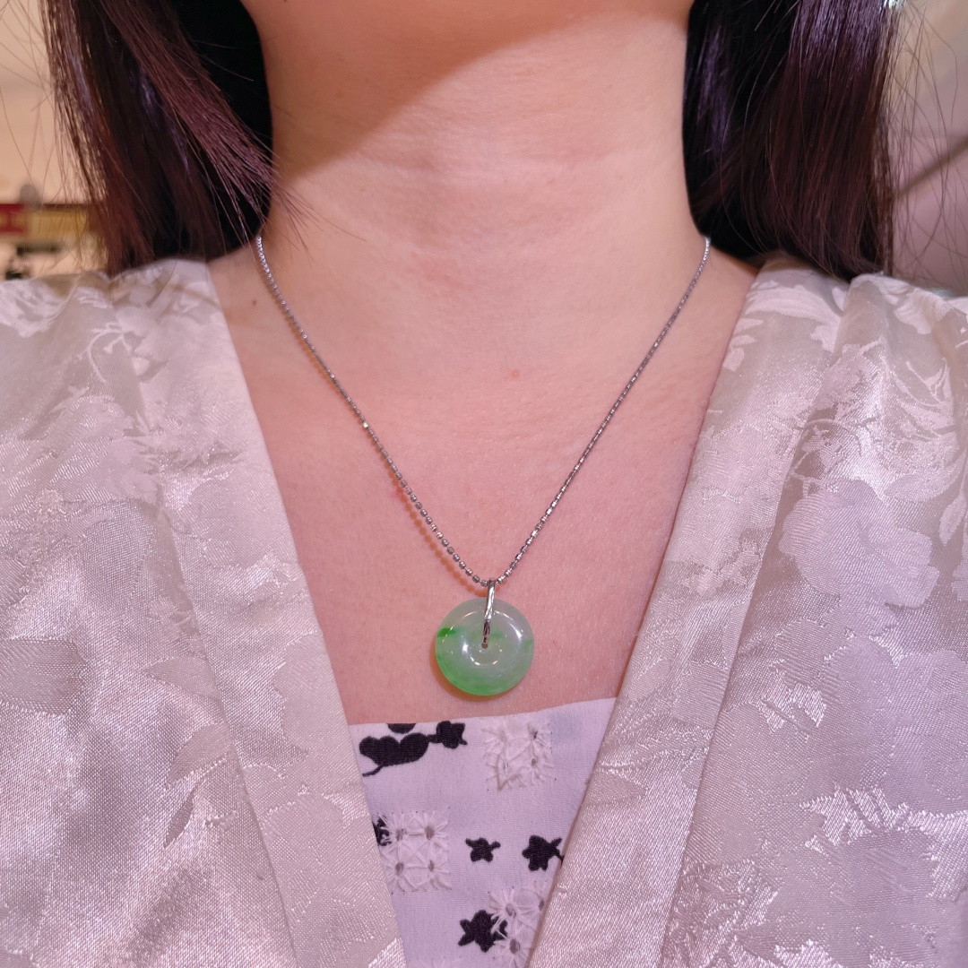 ️翡翠A货 平安扣吊坠 阳绿满色，料子冰润细腻，种老起光，18k金镶真钻，上身佩戴效果很好 尺寸如图，18.9-18.9-3.8