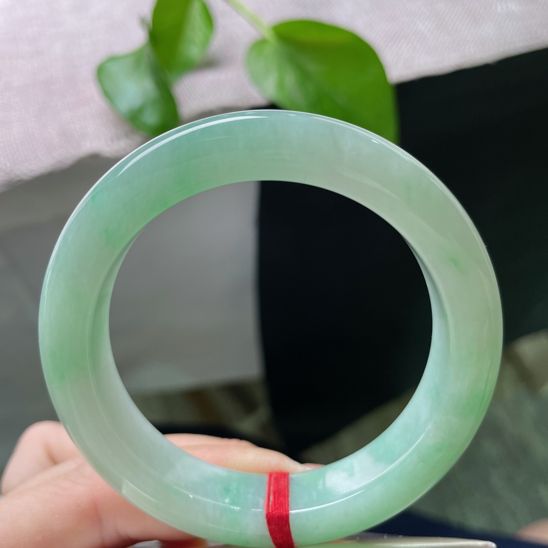 绿底正圈，水润细腻，婉间温柔，大方，有纹 ss52482a