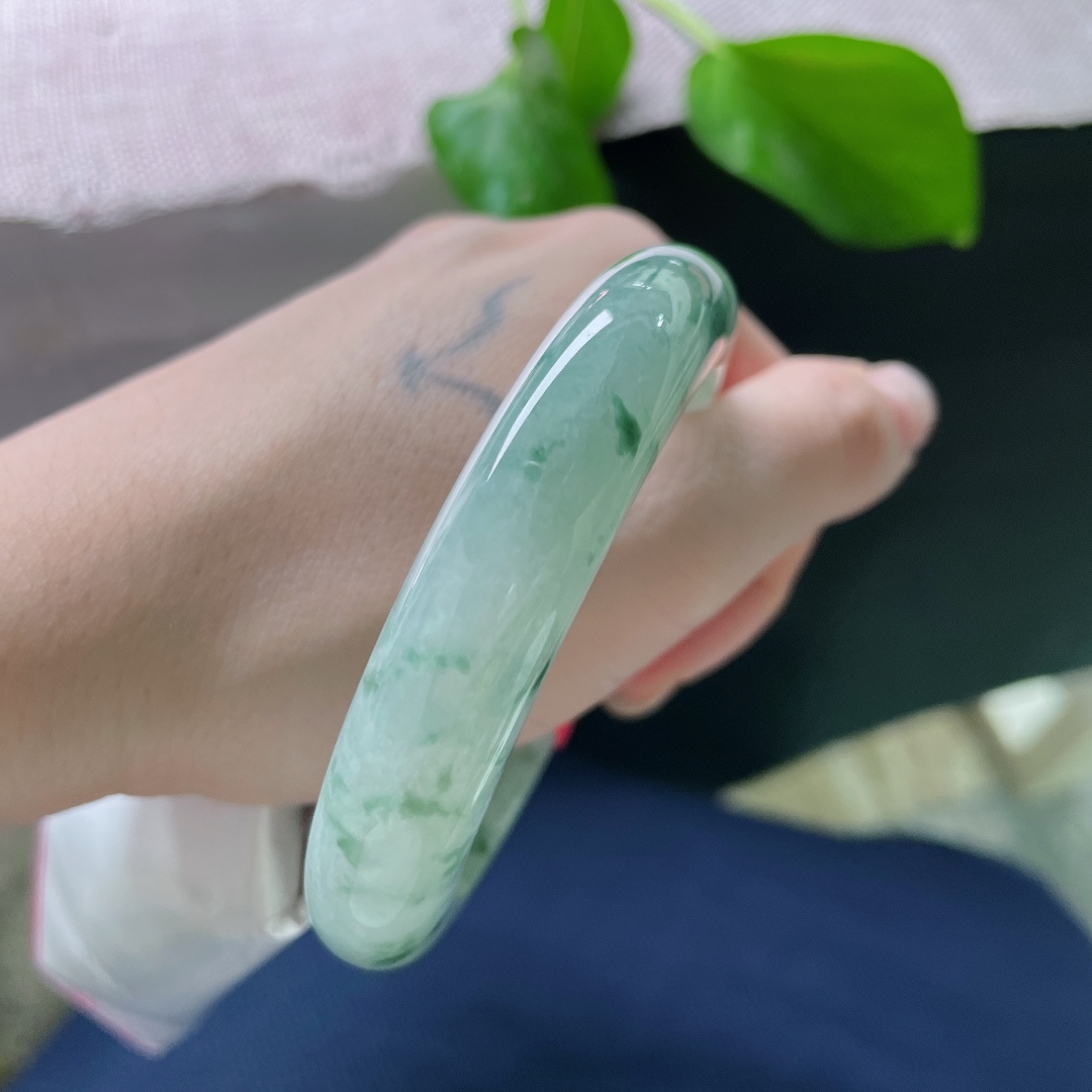 56.1/12.2/8.8，飘花正圈，水润，细腻，优雅，甜美，耐看，一点棉线，雅致，ss52395a