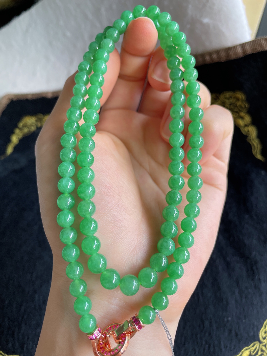 天然翡翠A货，冰满绿珠链，尺寸：6-6.5mm91颗。【编3036】