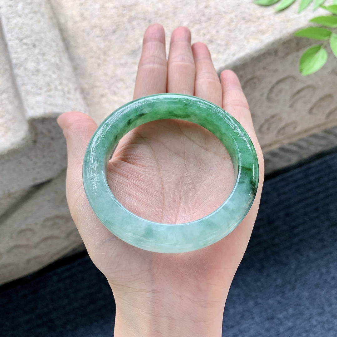 正圈55 56，圈口56.2/12/9.5，编码A1080356，描述糯冰飘辣绿，水润，种老，细腻，打灯有晶体
