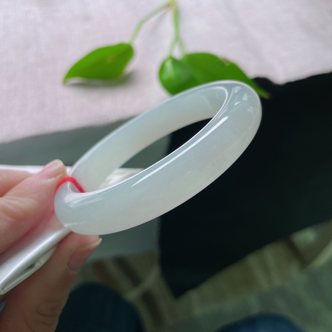 57.2/12/8.3绿底正圈，水润细腻，清新简约，浅浅的绿，自带仙气，贵气，无裂，ss49746a