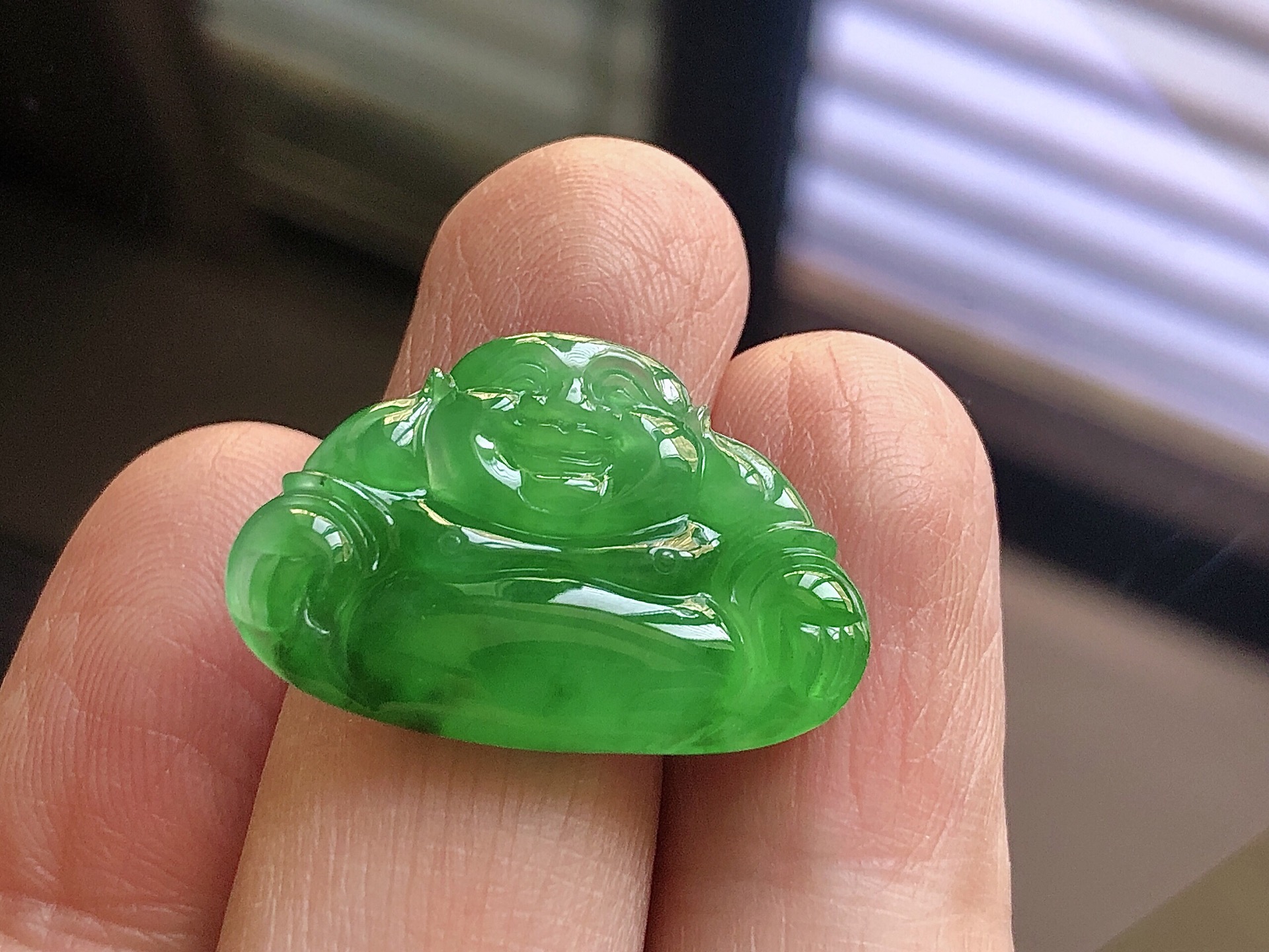 ️ 佛公， 色泽艳阳，通透水润，玉质细腻，夺目迷人，雕工精湛，面相慈祥大气，品相，无裂，尺寸26.5*18.2*4.2