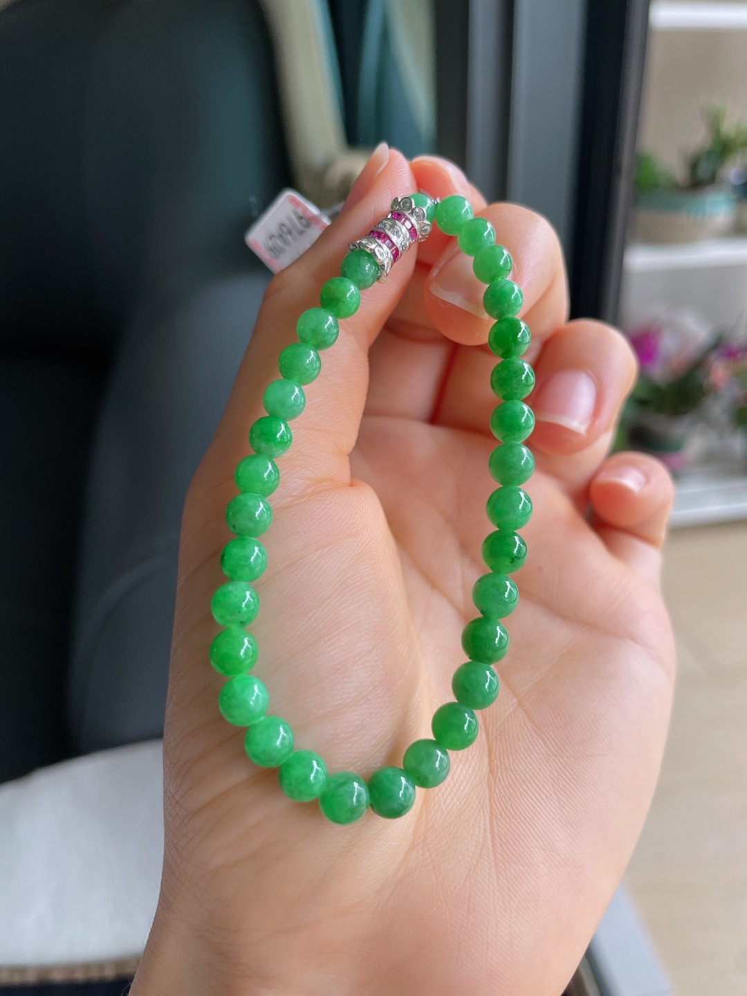 缅甸天然翡翠A货，冰满绿手串，尺寸：5.7mm。【编4177】