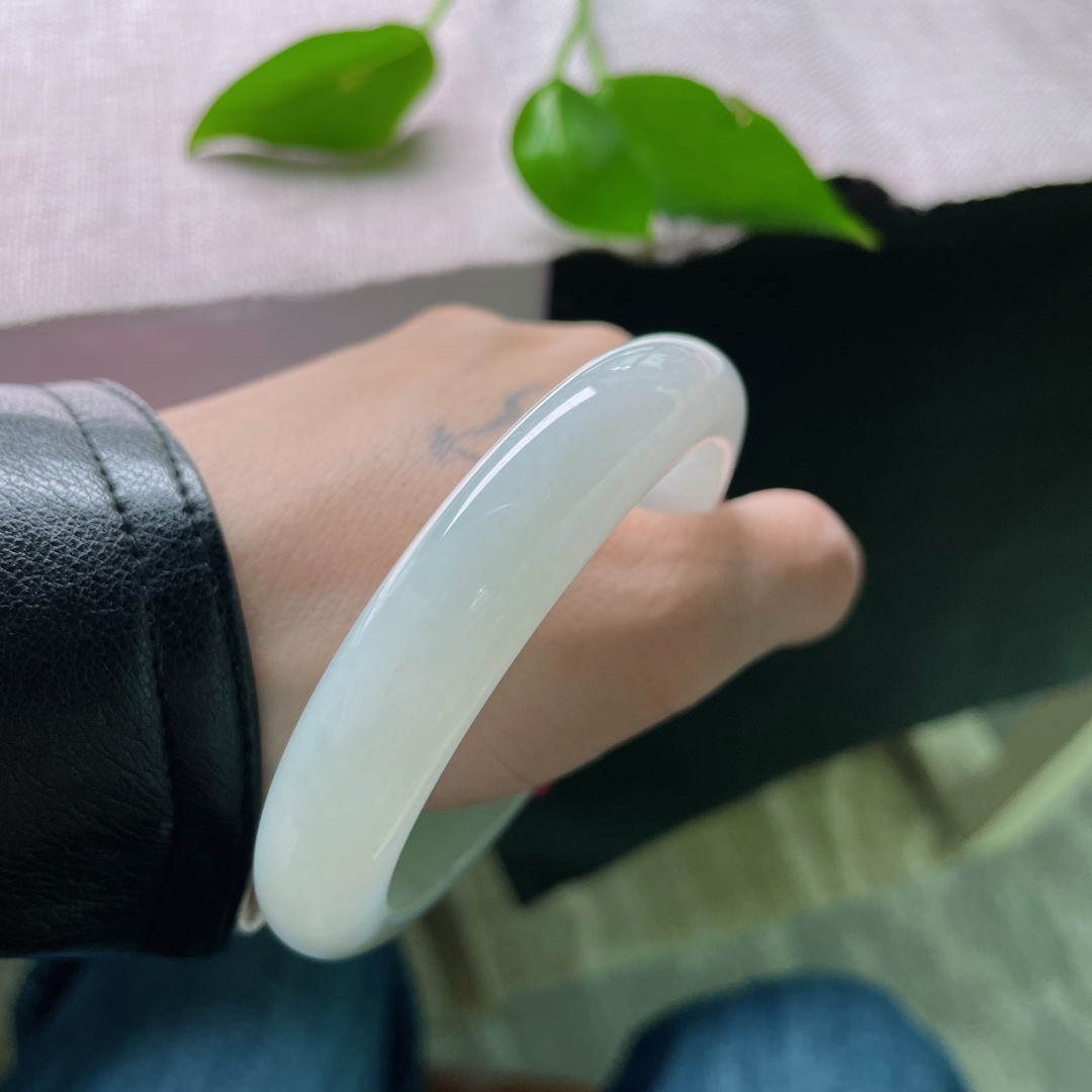57.2/12/8.3绿底正圈，水润细腻，清新简约，浅浅的绿，自带仙气，贵气，无裂，ss49746a