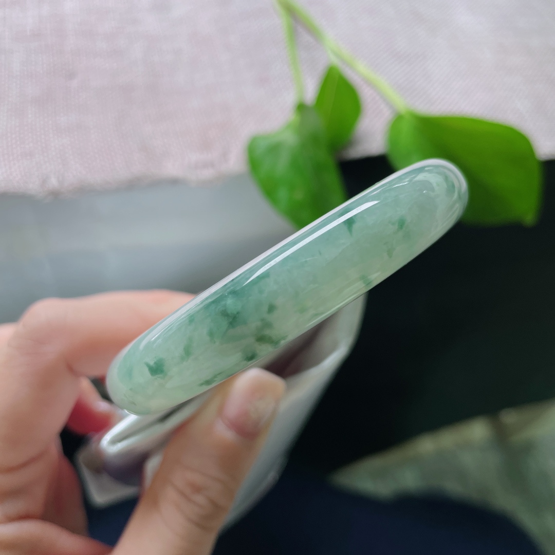 56.1/12.2/8.8，飘花正圈，水润，细腻，优雅，甜美，耐看，一点棉线，雅致，ss52395a