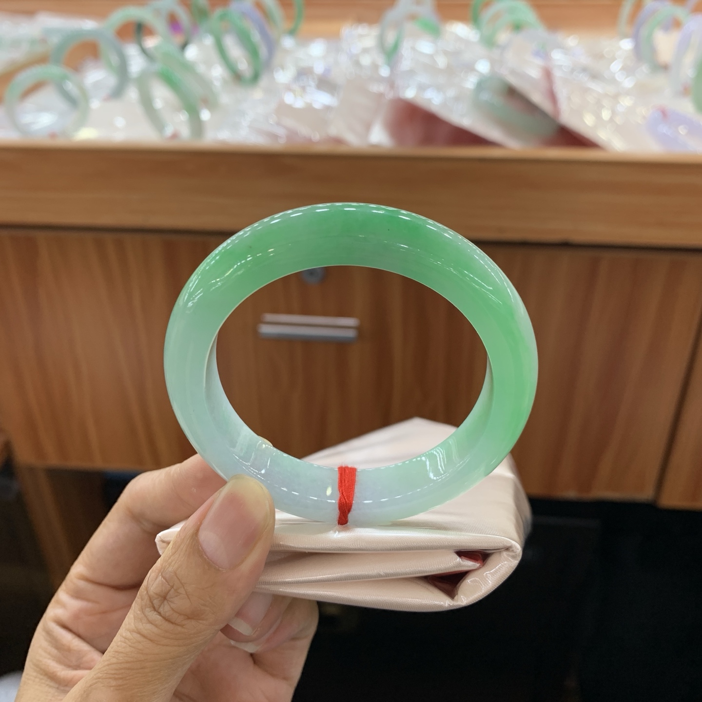 050901JJ 飘绿半山水正圈翡翠手镯 55-12.4-8.7