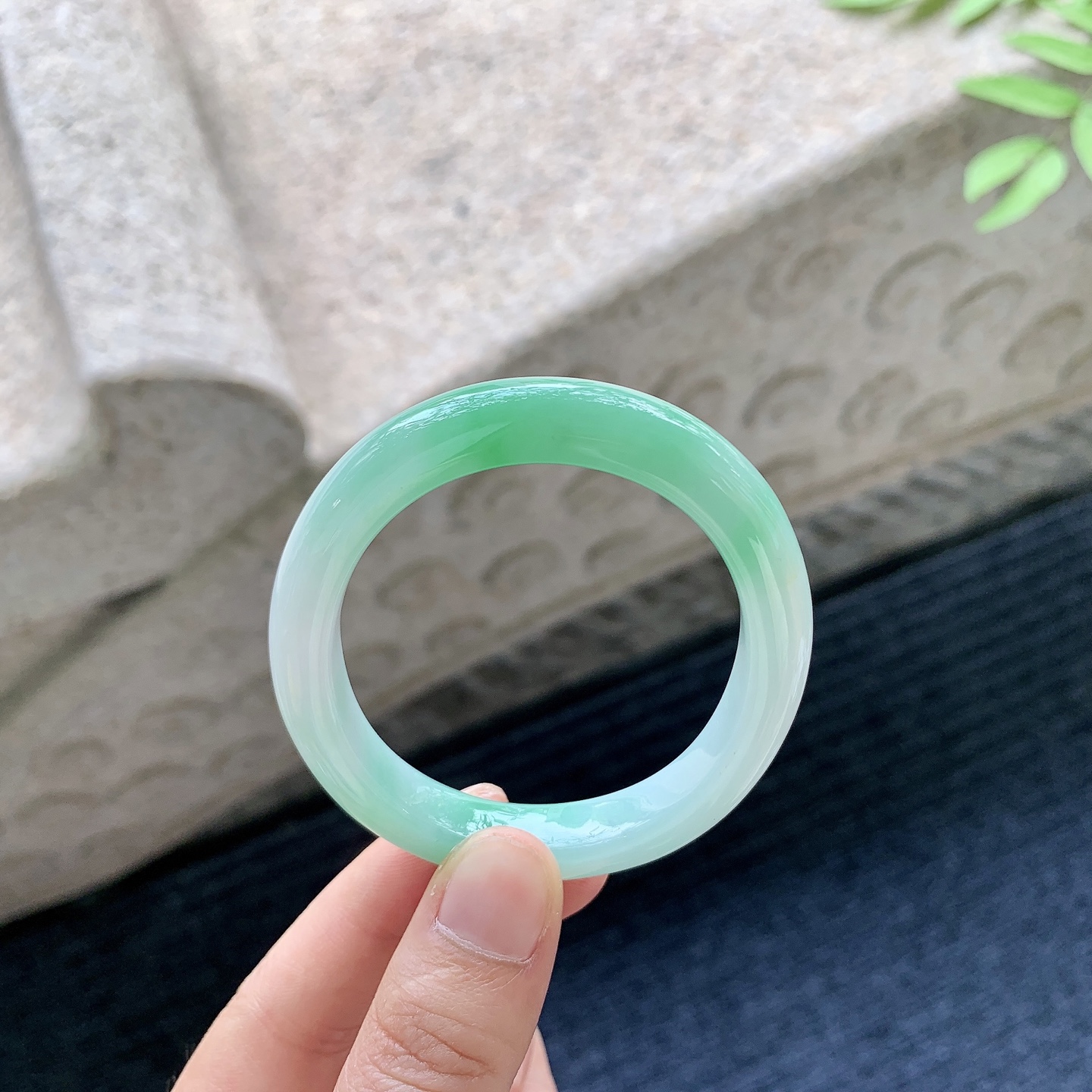 细糯飘绿，水润，种老，细腻，无裂