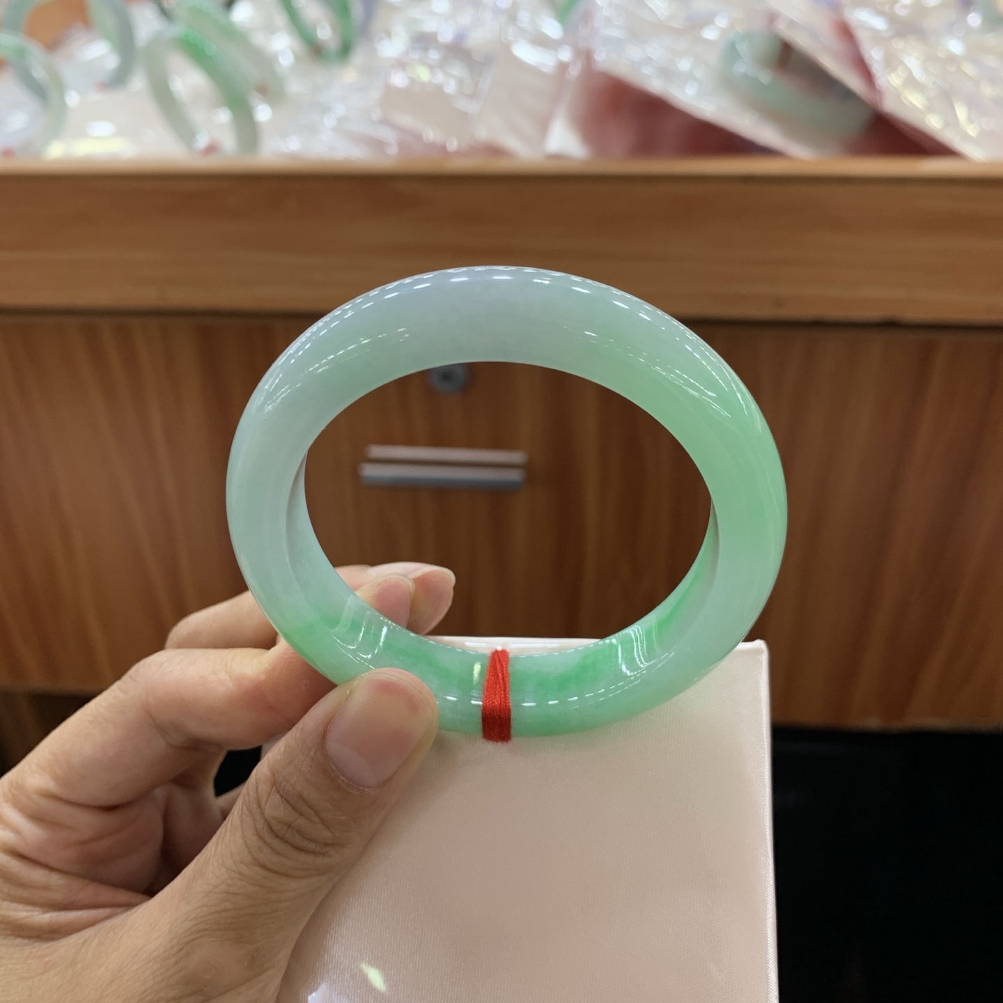 050901JJ 飘绿半山水正圈翡翠手镯 55-12.4-8.7