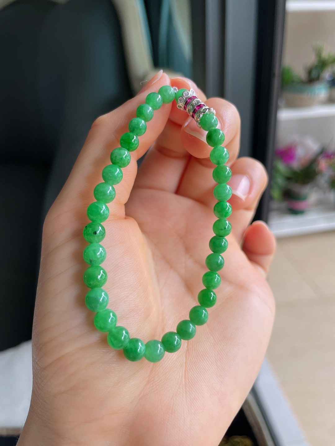 缅甸天然翡翠A货，冰满绿手串，尺寸：5.7mm。【编4177】