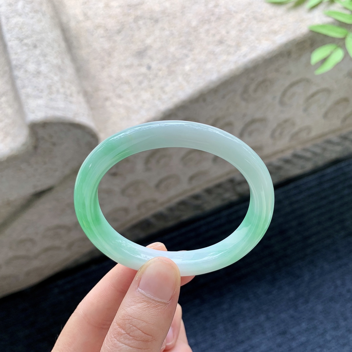 细糯飘绿，水润，种老，细腻，无裂