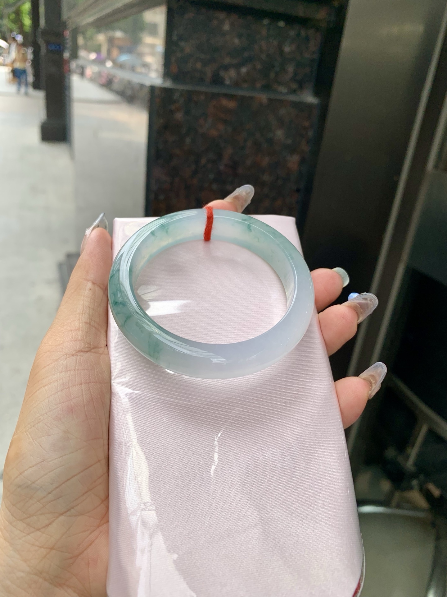 飘花正圈 55-8-12.4 0512-26856 打灯棉絮，底妆冰透起光，蓝花灵动飘逸，勾勒出一幅唯美诗意的山水意境画，古典优雅又秀气