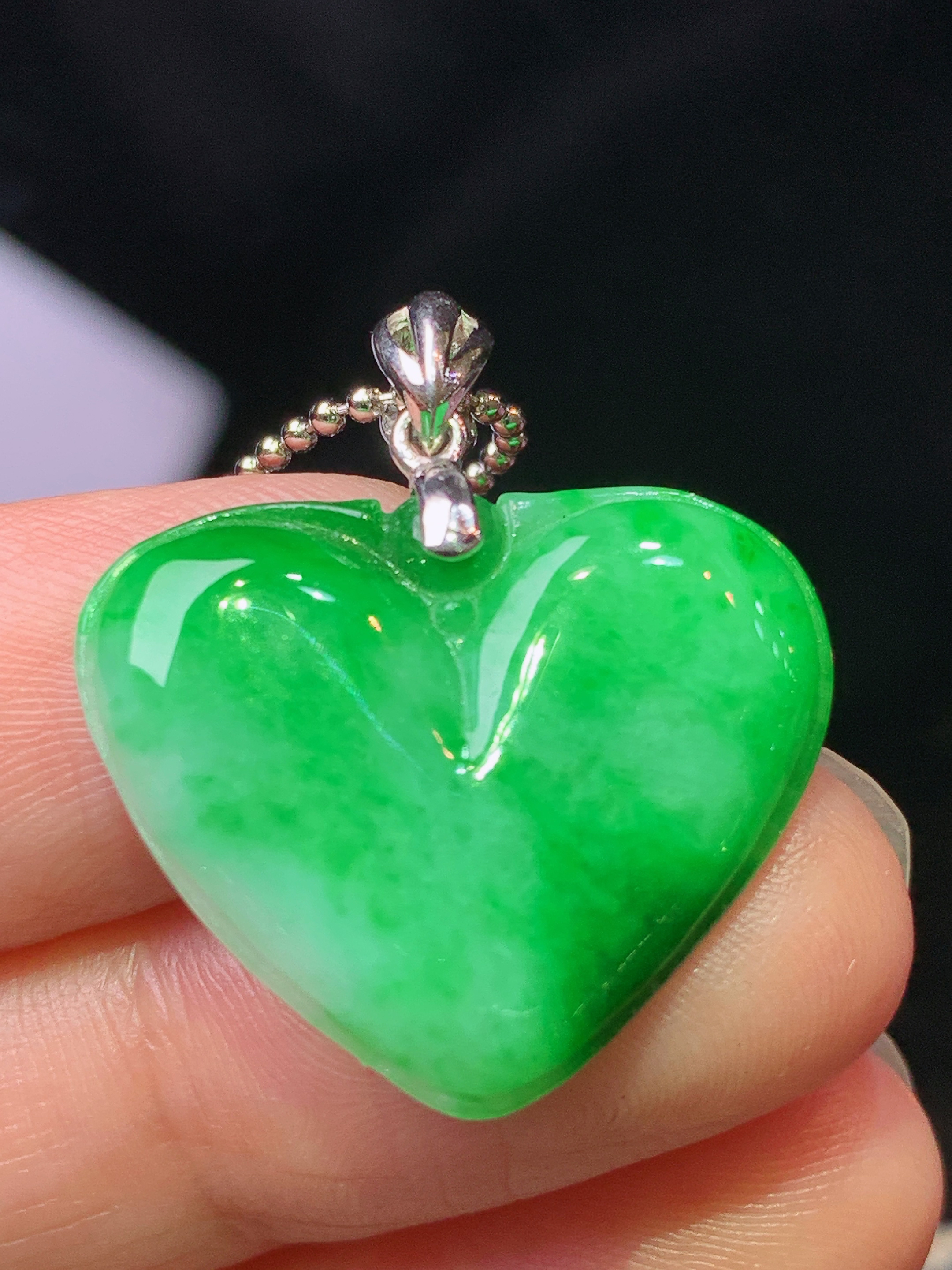 18k金镶嵌阳绿心形吊坠 玉质细腻 色泽艳丽清新 水润亮眼 整体尺寸26*23*3.5 b2