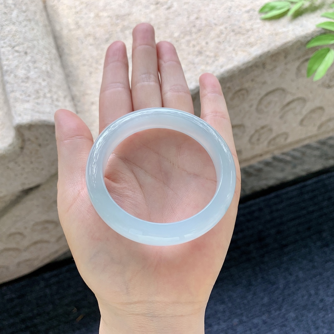 正圈51 52 圈口52/12/7.6 编码H7051327 描述糯冰底色，水润，种老，细腻，打灯有絮线