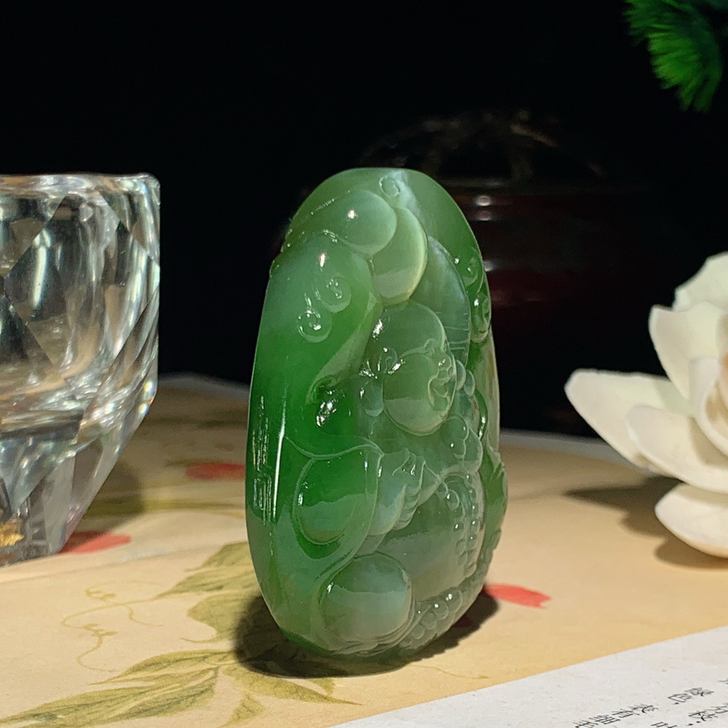 和田玉阳绿俄罗斯碧玉猫眼佛引福来挂件 尺寸50/38/12重45克，玉质细腻油润 底色纯净 脂粉好，