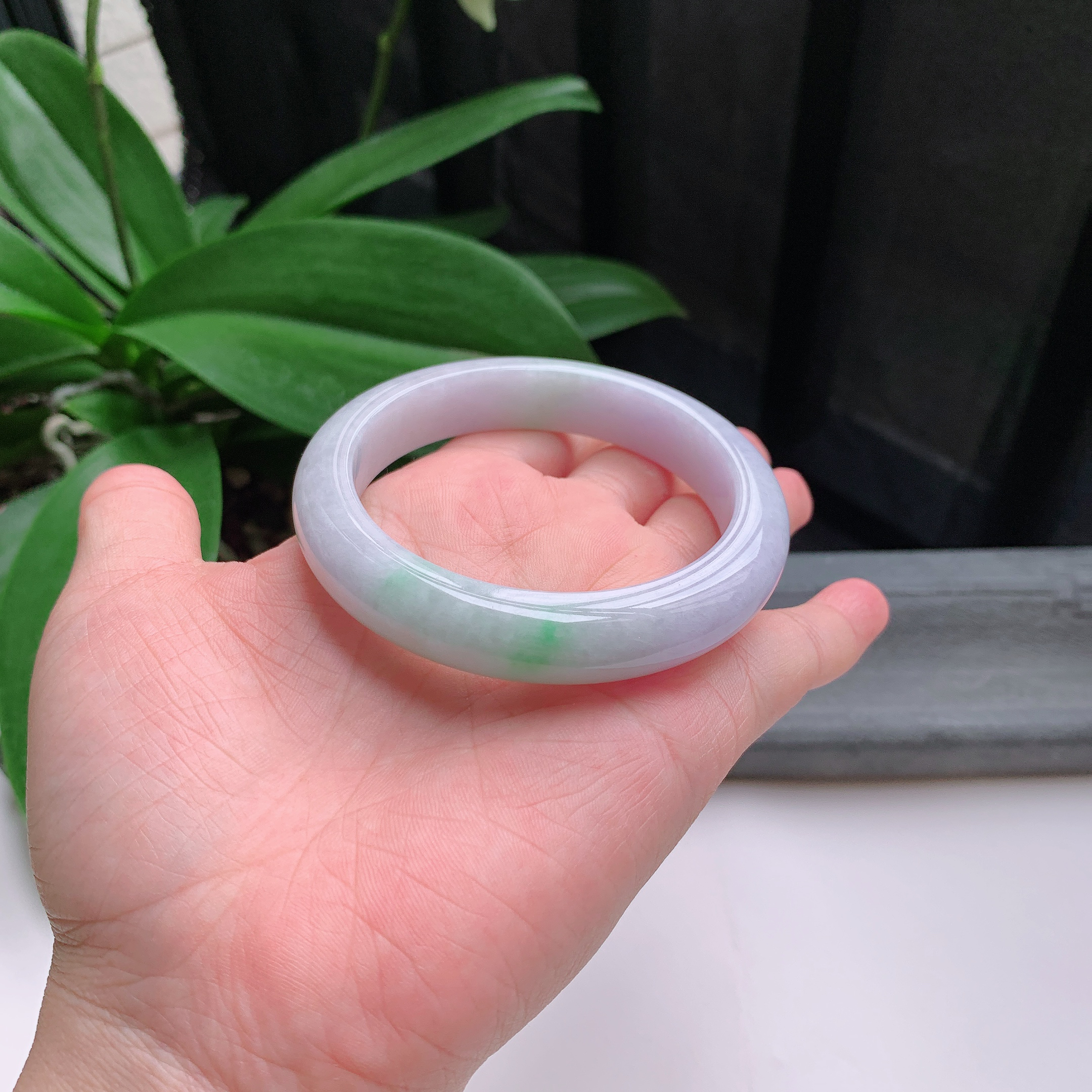 正圈58圈口，天然A货翡翠冰糯种水润春彩飘绿玉手镯，水润秀丽，飘花灵动，种水十足，视觉甜美可人，恰到好处的美，十分高雅耐看，条形优美，上手优雅大方。67.22