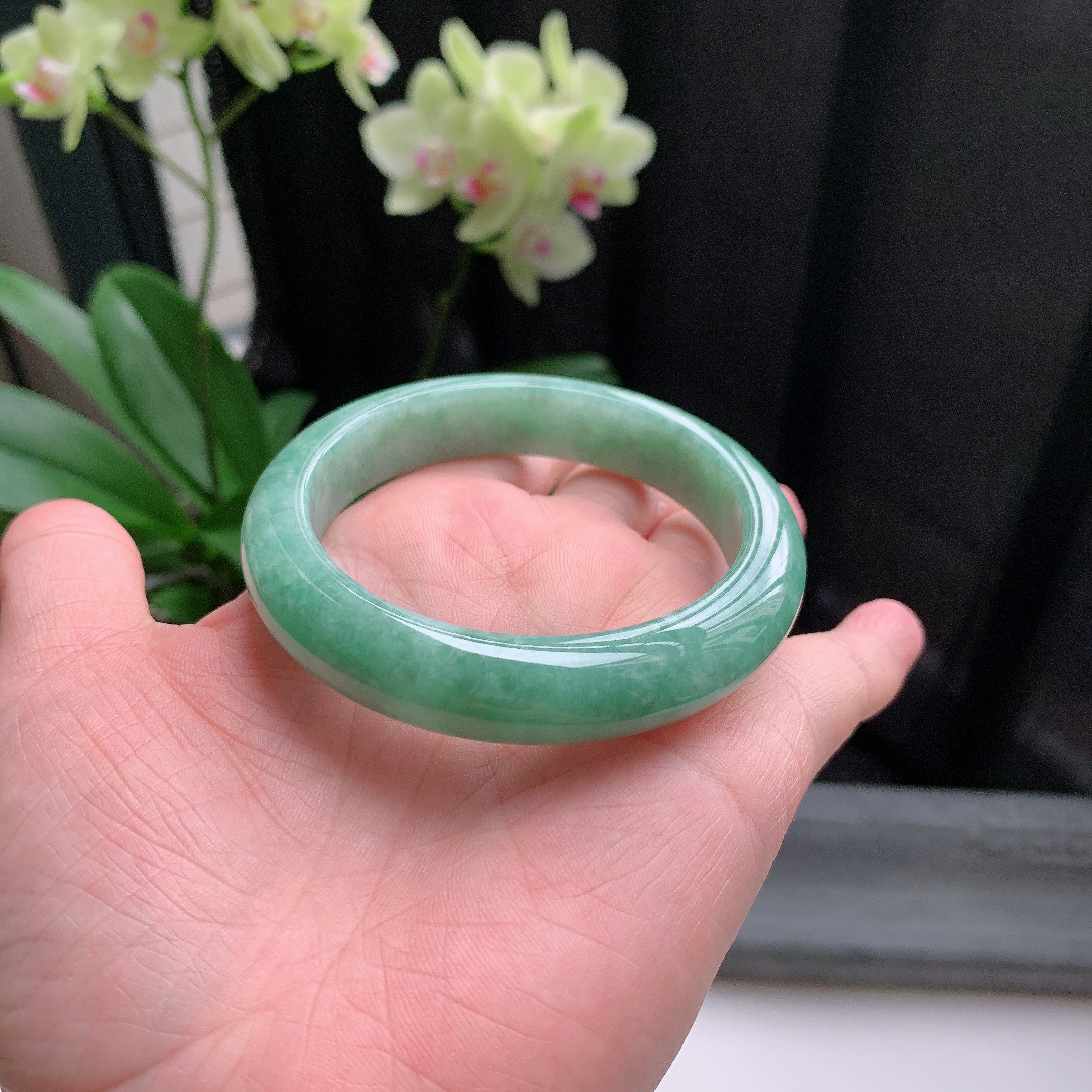 正圈56圈口，天然A货翡翠冰糯种水润果绿玉手镯，水润秀丽，飘花灵动，种水十足，视觉甜美可人，恰到好处的美，十分高雅耐看，条形优美，上手优雅大方。62.96