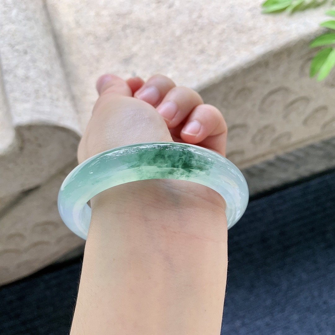 正圈56 57 圈口56.2/12.2/9.2 编码GJ051347 冰飘绿花，水润，种老，细腻，无裂