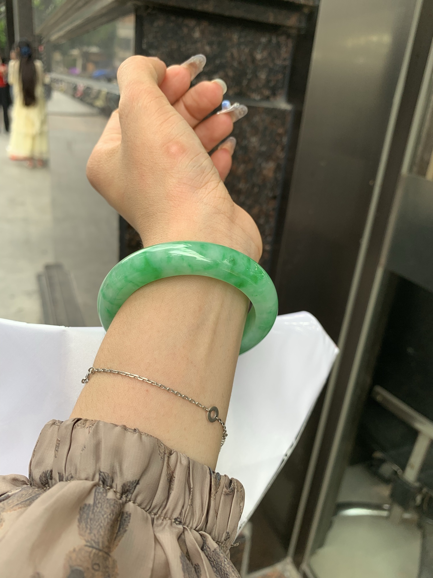 满绿正圈 51.9-8.7-11.8 0512-563-9671 打灯细纹，微底妆水润，满圈阳绿鲜艳青翠，色泽均匀分布，举手投足之间散发出来的贵气感