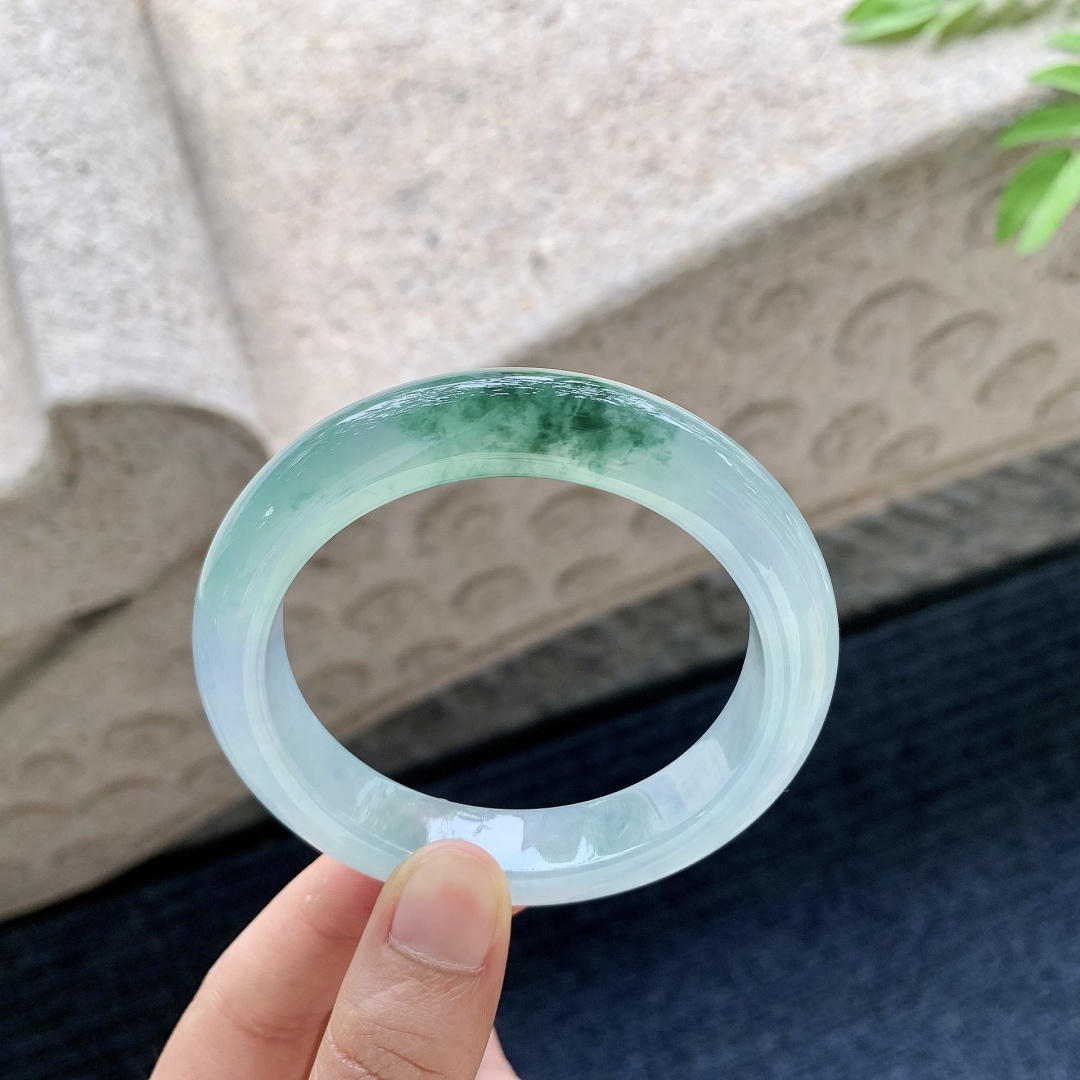 正圈56 57 圈口56.2/12.2/9.2 编码GJ051347 冰飘绿花，水润，种老，细腻，无裂