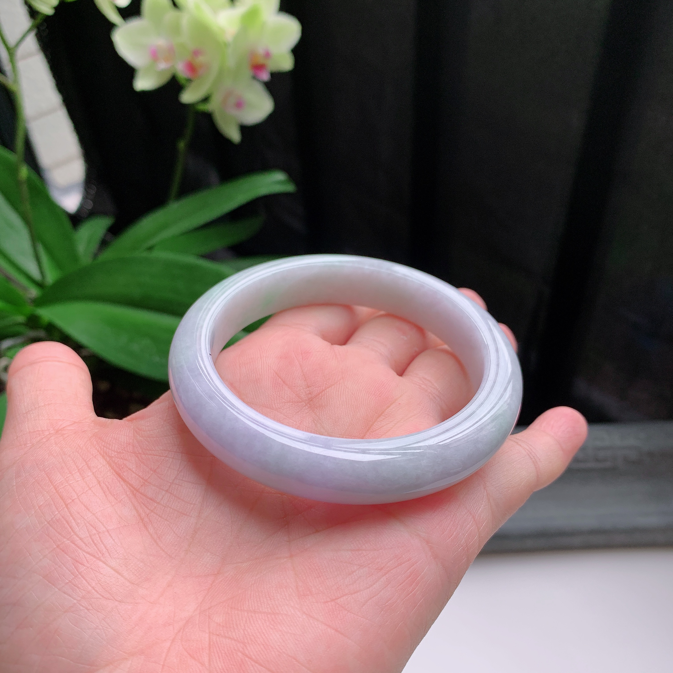 正圈60圈口，天然A货翡翠冰糯种水润春彩飘绿玉手镯，水润秀丽，飘花灵动，种水十足，视觉甜美可人，恰到好处的美，十分高雅耐看，条形优美，上手优雅大方。70.08