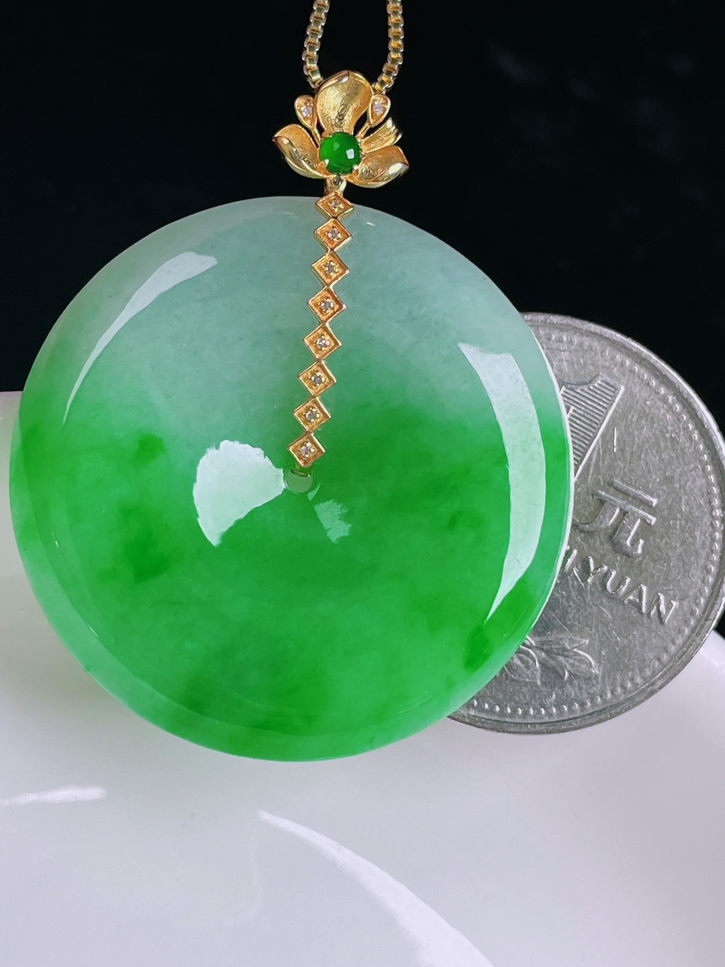 ️辣绿平安扣，老种起光，细底通透，尺寸：36.3/28.8/5.8mm0512