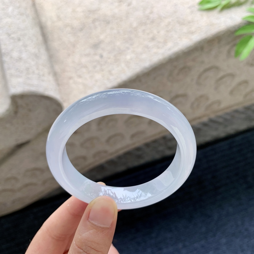 正圈54 55 圈口54.8/12/8.3 编码A3051365 描述糯冰淡紫色，水润，种老，细腻，无裂