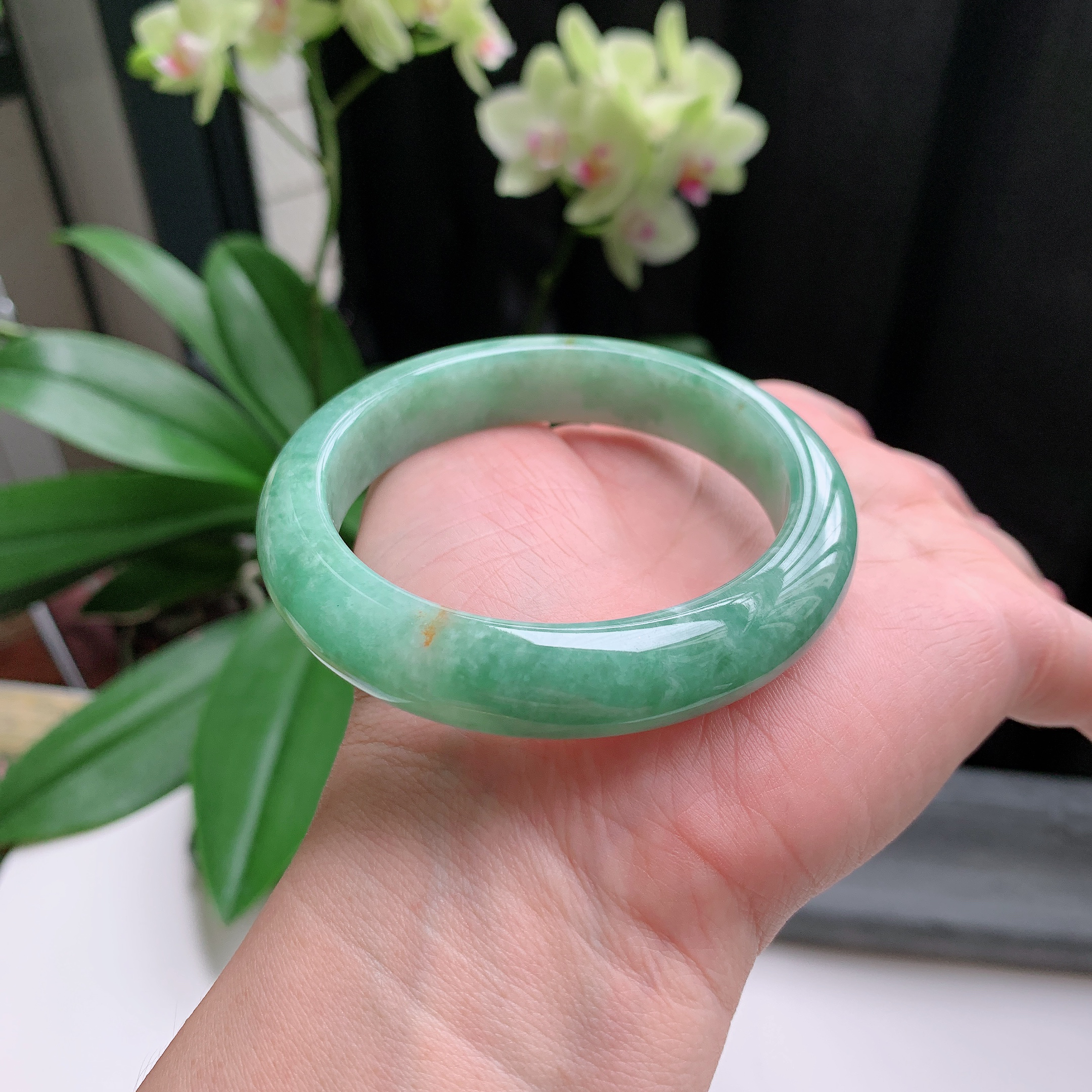 正圈56圈口，天然A货翡翠冰糯种水润果绿玉手镯，水润秀丽，飘花灵动，种水十足，视觉甜美可人，恰到好处的美，十分高雅耐看，条形优美，上手优雅大方。62.96