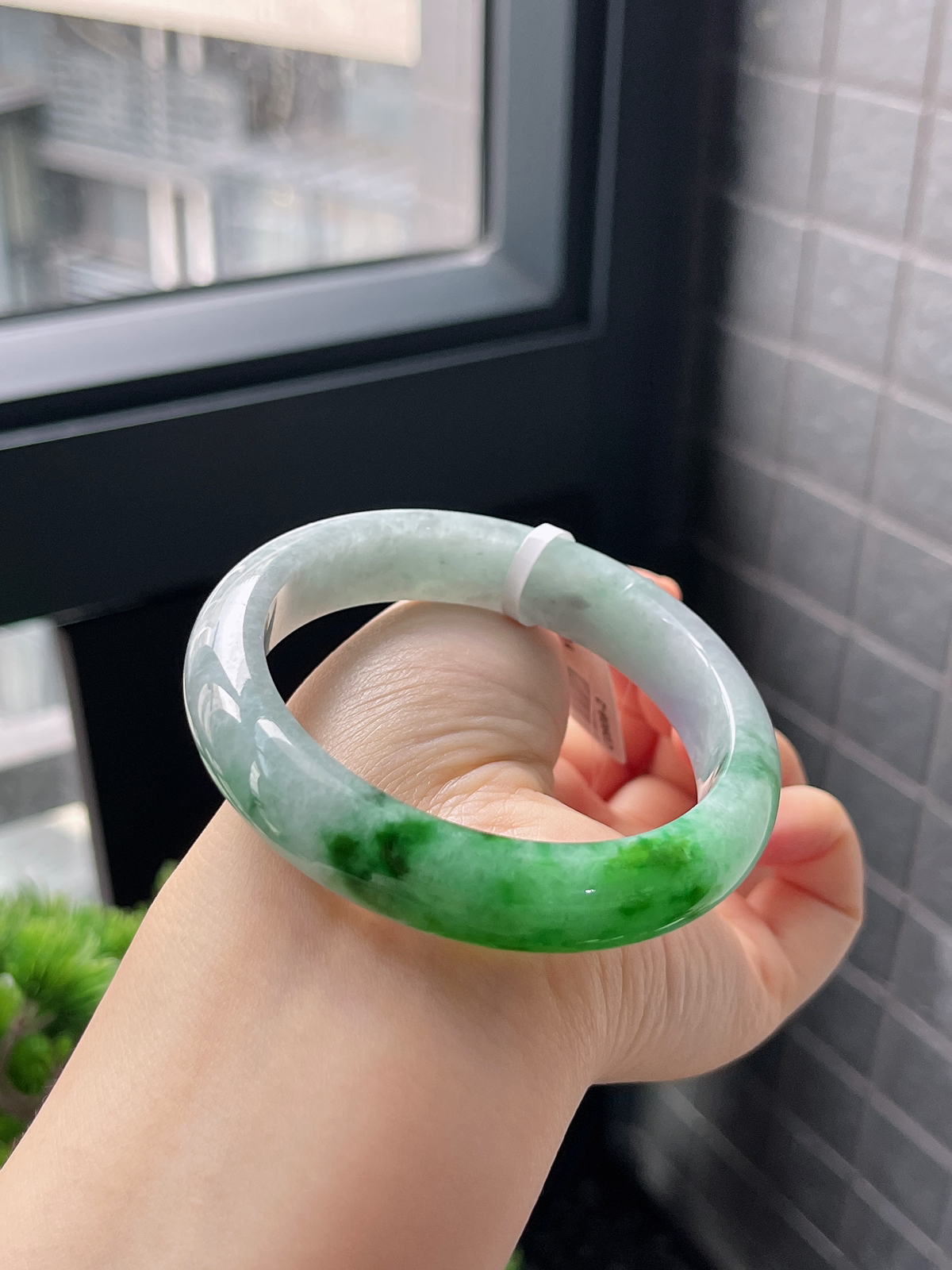 正圈56.6圈口，翡翠糯化种飘绿手镯