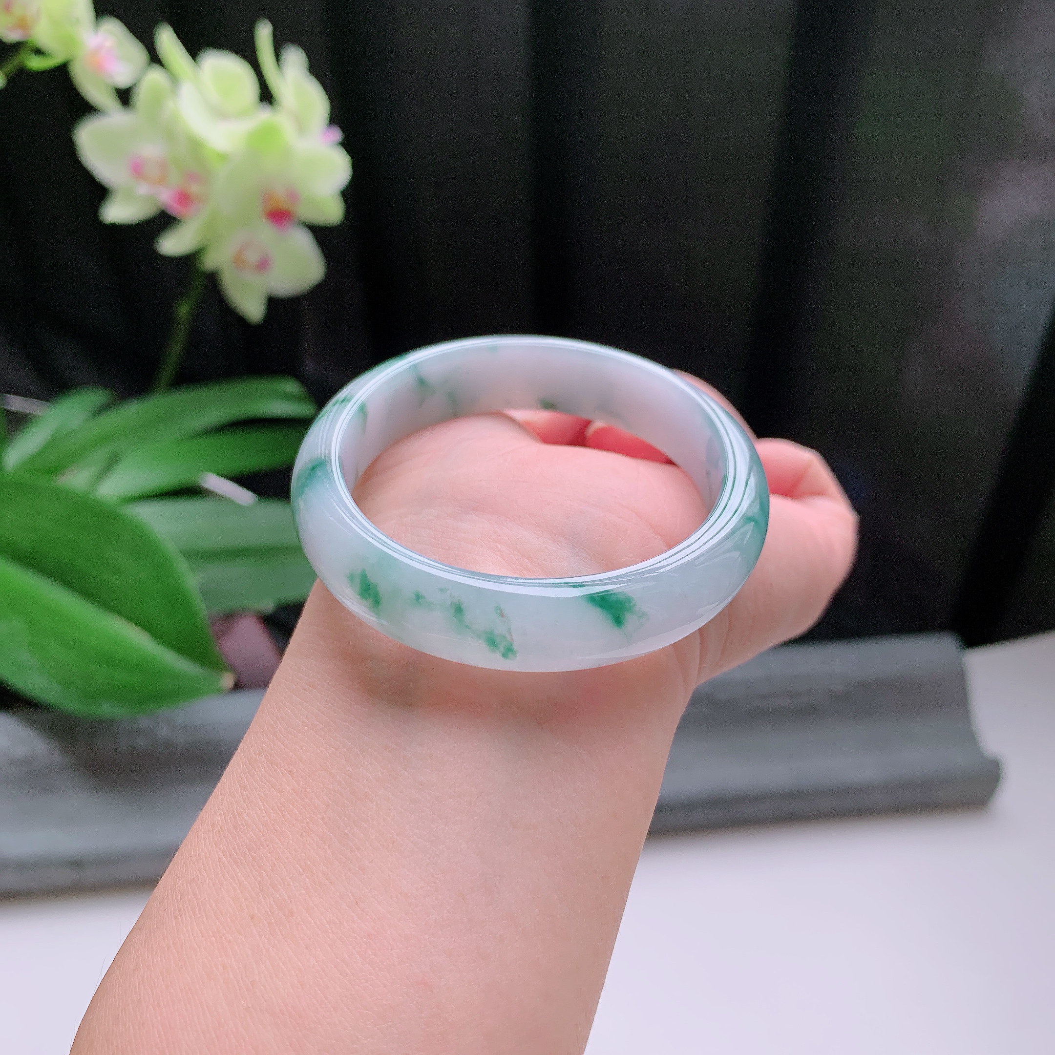 贵妃54圈口，天然A货翡翠冰糯种水润老种起胶飘绿玉手镯，水润秀丽，飘花灵动，种水十足，视觉甜美可人，恰到好处的美，十分高雅耐看，条形优美，上手优雅大方。39.81