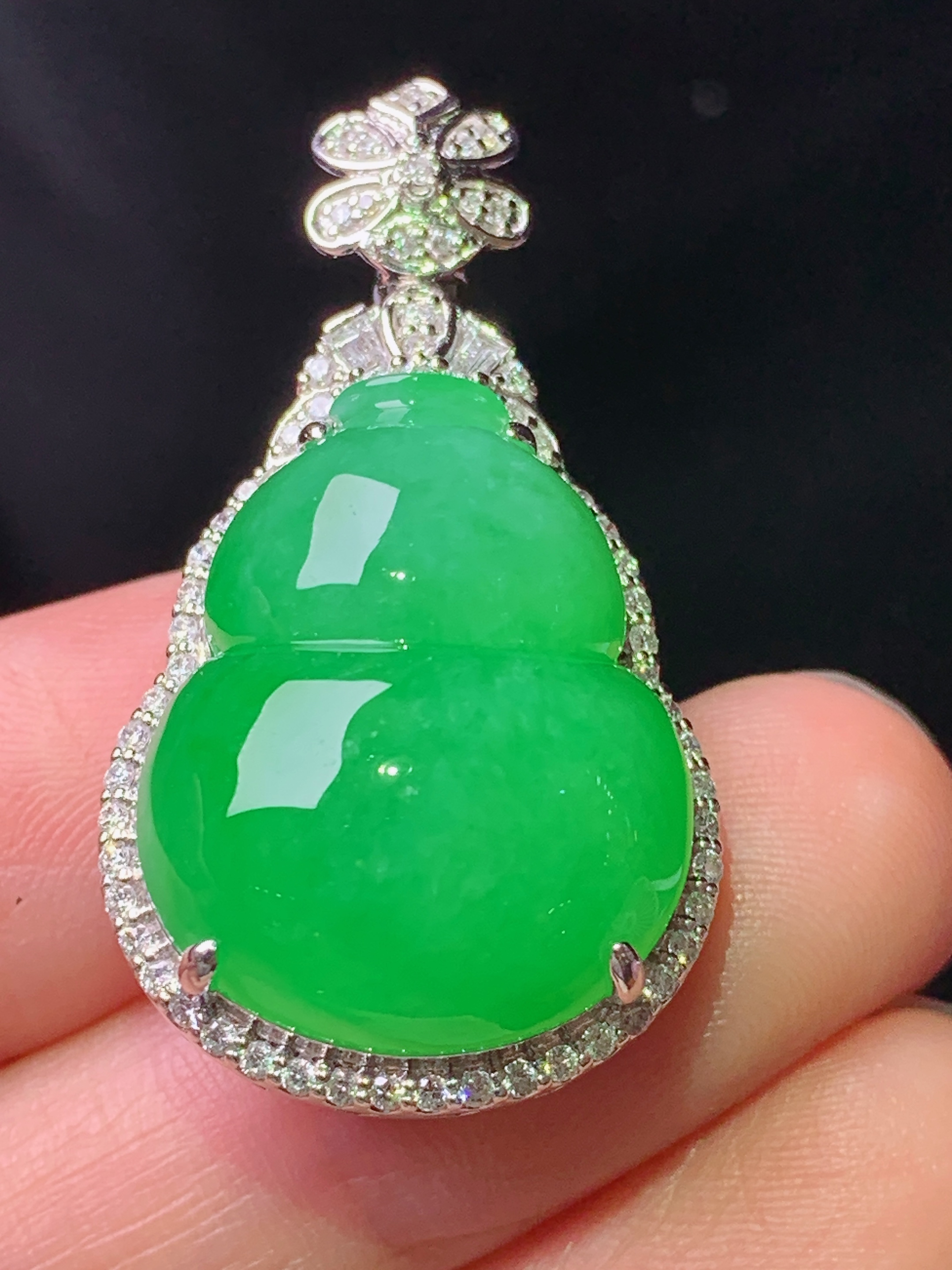 18k金钻镶嵌阳绿葫芦吊坠 玉质细腻 色泽艳丽清新 水润亮眼 整体尺寸35.6*19.8*13 h6