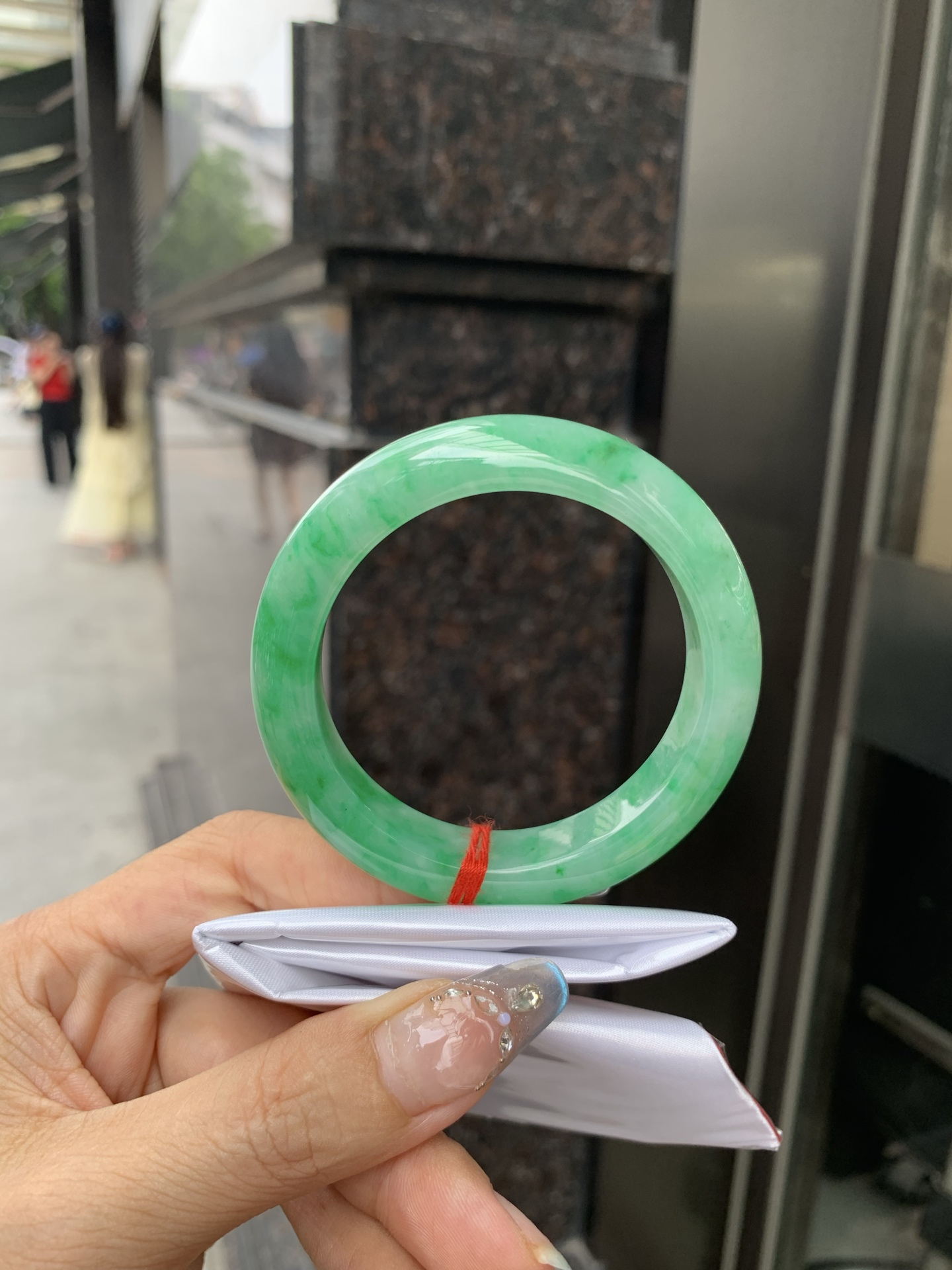 满绿正圈 51.9-8.7-11.8 0512-563-9671 打灯细纹，微底妆水润，满圈阳绿鲜艳青翠，色泽均匀分布，举手投足之间散发出来的贵气感