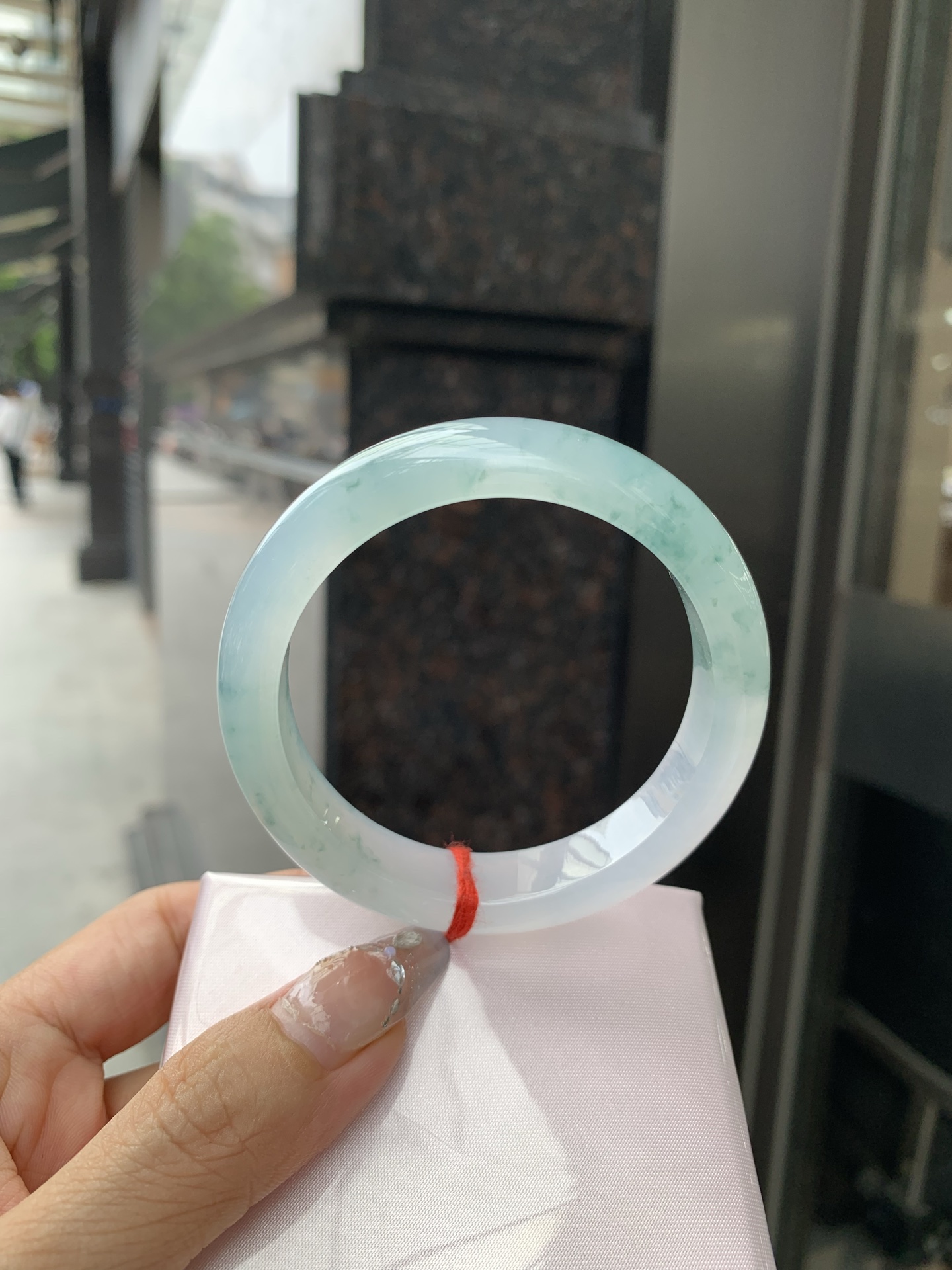 飘花正圈 55-8-12.4 0512-26856 打灯棉絮，底妆冰透起光，蓝花灵动飘逸，勾勒出一幅唯美诗意的山水意境画，古典优雅又秀气