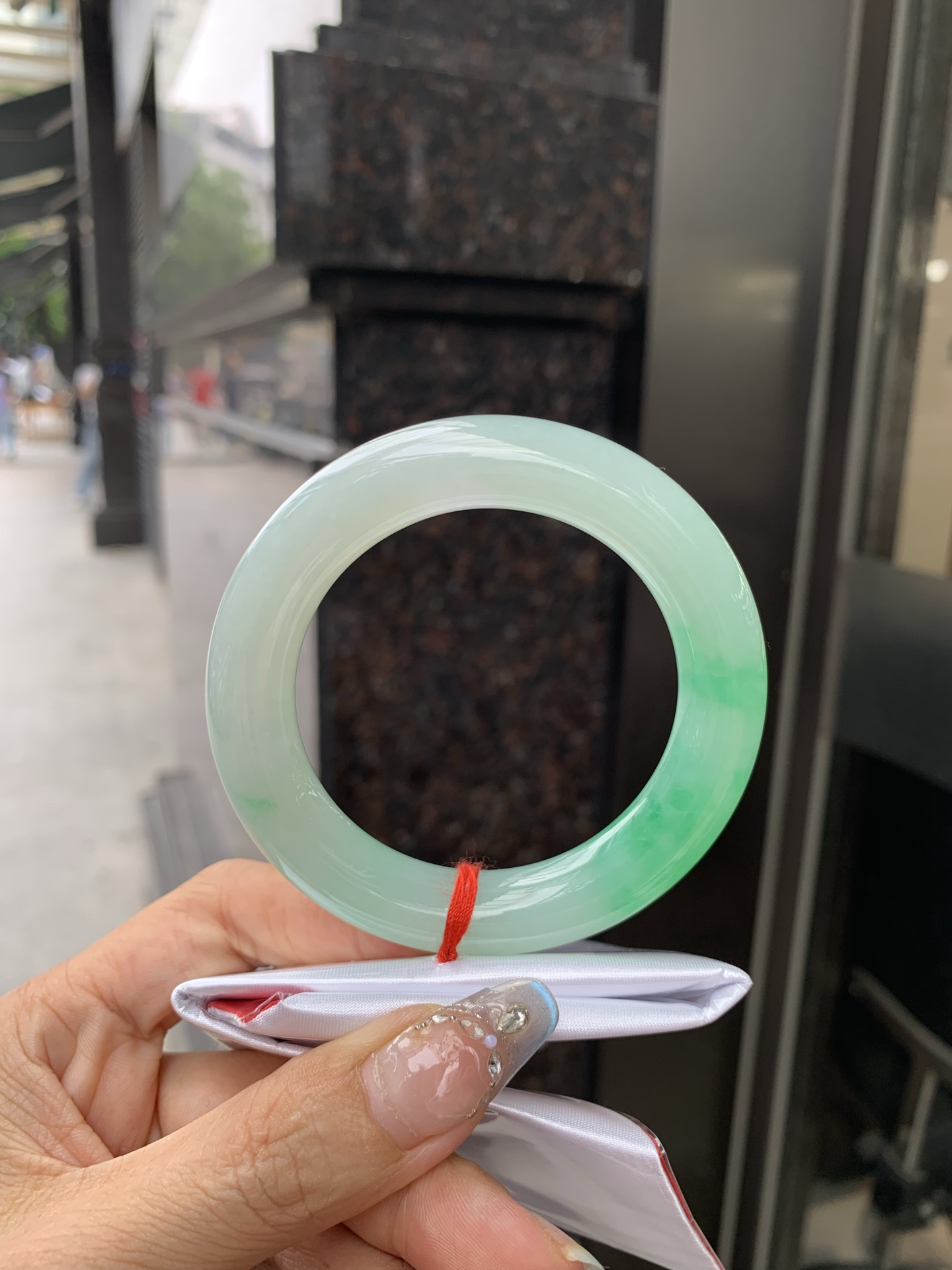白底青阳绿圆条 53-11.3-11.5 0512-563-9963 打灯细纹，半圈阳绿花点缀腕间风华，干净纯净的底色上，一抹翠色肆意流淌，宛如春日里的繁华盛景