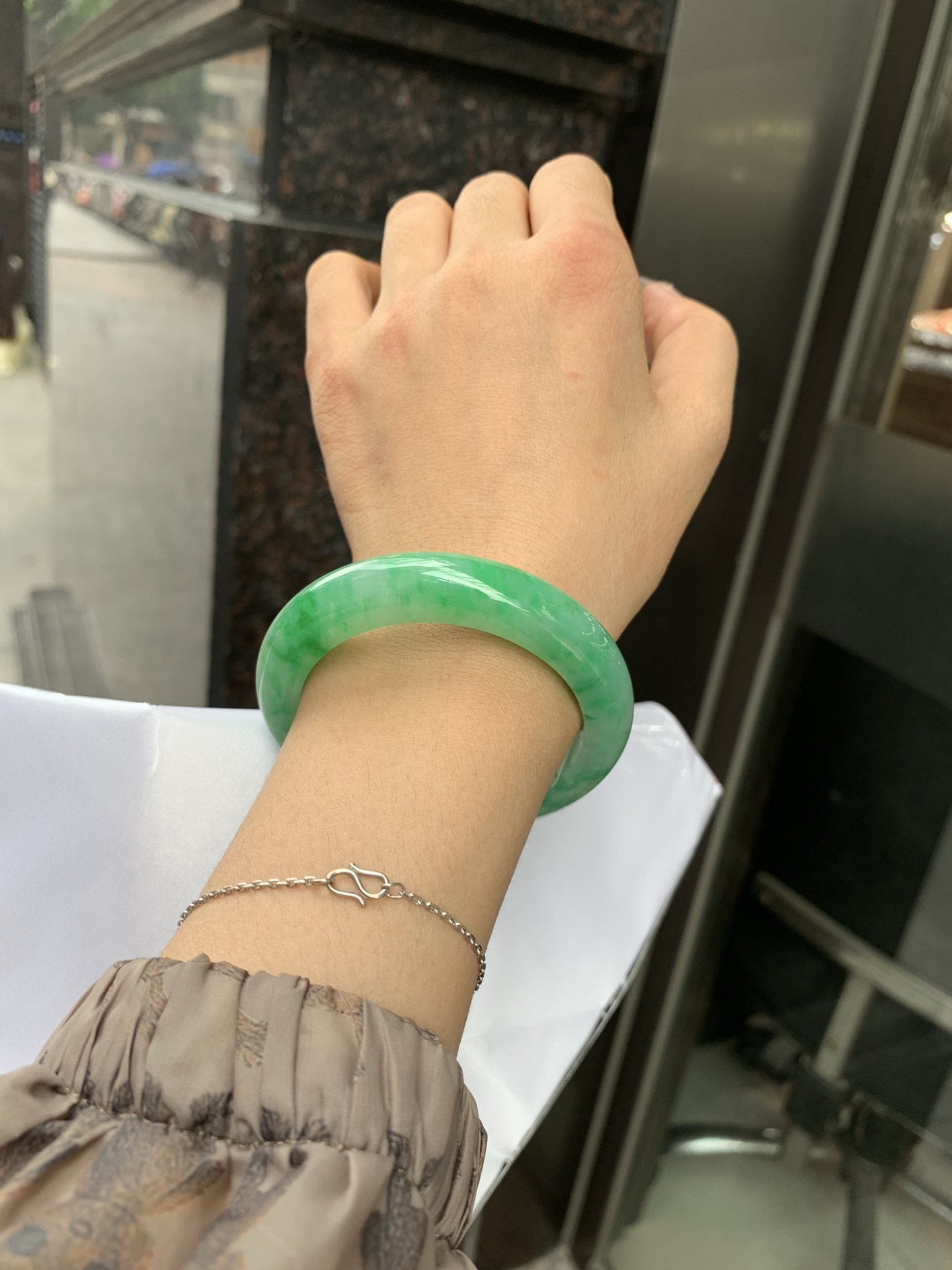 满绿正圈 51.9-8.7-11.8 0512-563-9671 打灯细纹，微底妆水润，满圈阳绿鲜艳青翠，色泽均匀分布，举手投足之间散发出来的贵气感