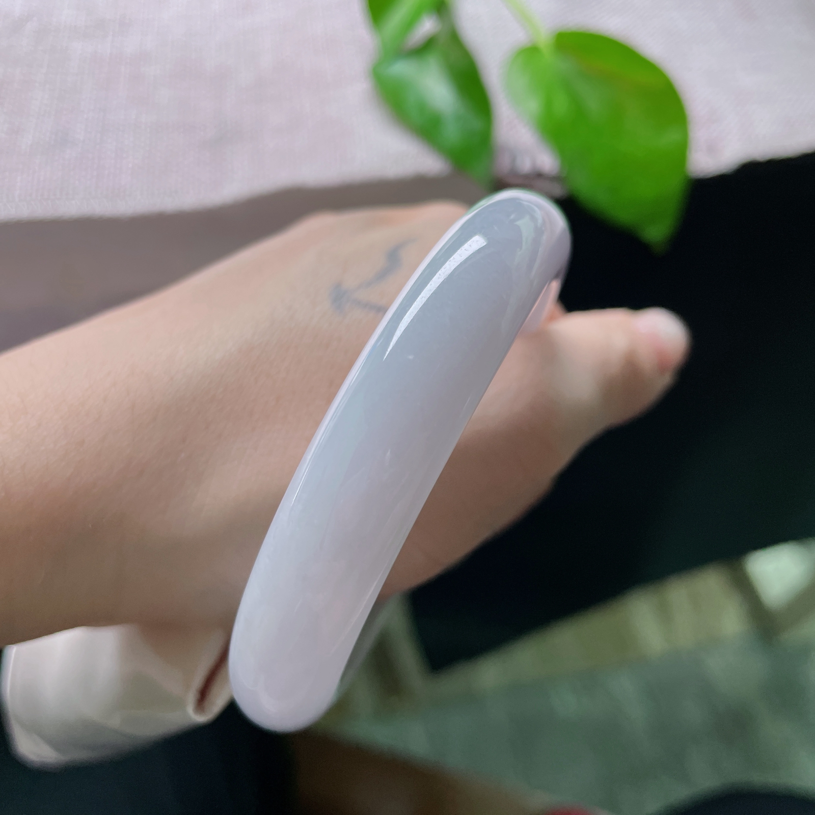 57.4/12.5/9，紫罗兰正圈，质地温润，是宇宙的浪漫，偶然滴落人间的颜色。ss51301a..
