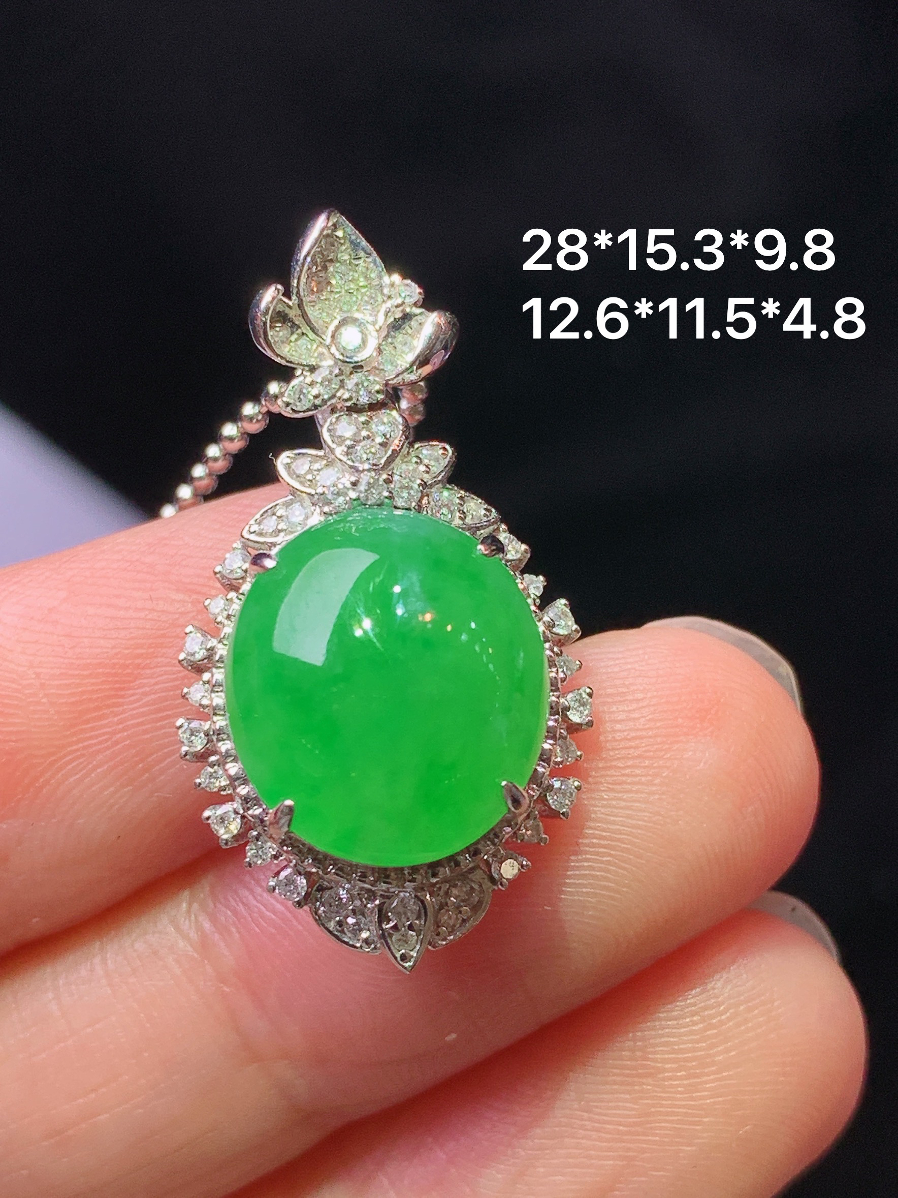 18k金钻镶嵌满绿蛋面吊坠 玉质细腻 色泽艳丽清新 水润亮眼 整体尺寸28*15.3*9.8 L2