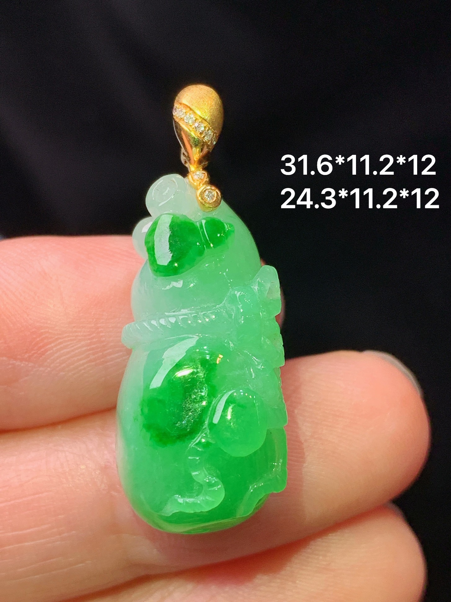 18k金镶嵌飘绿仿古葫芦吊坠 玉质细腻 色泽艳丽清新 水润亮眼 整体尺寸31.6*11.2*12 b1