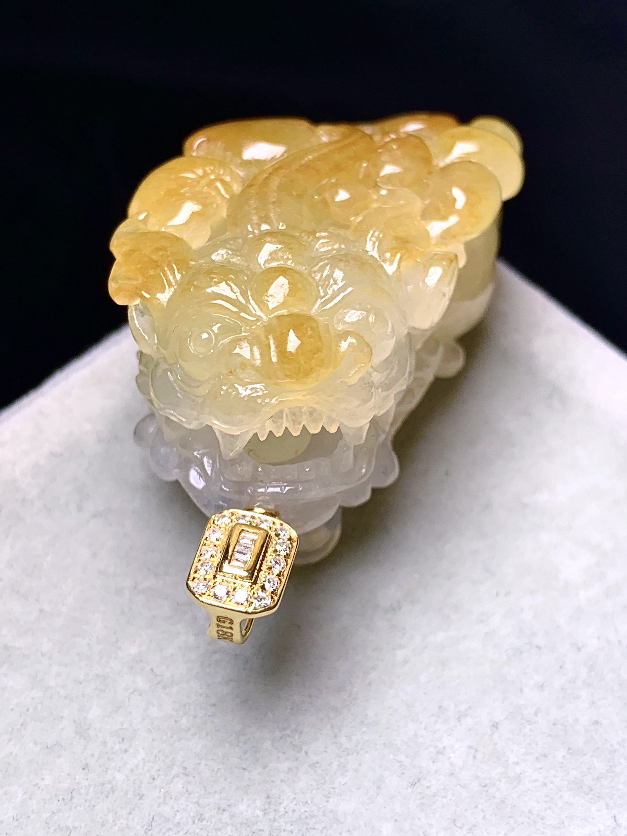 18k金钻镶嵌黄翡貔貅吊坠 玉质细腻 色泽艳丽清新 水润亮眼 整体尺寸42.3*22.8*14.5 