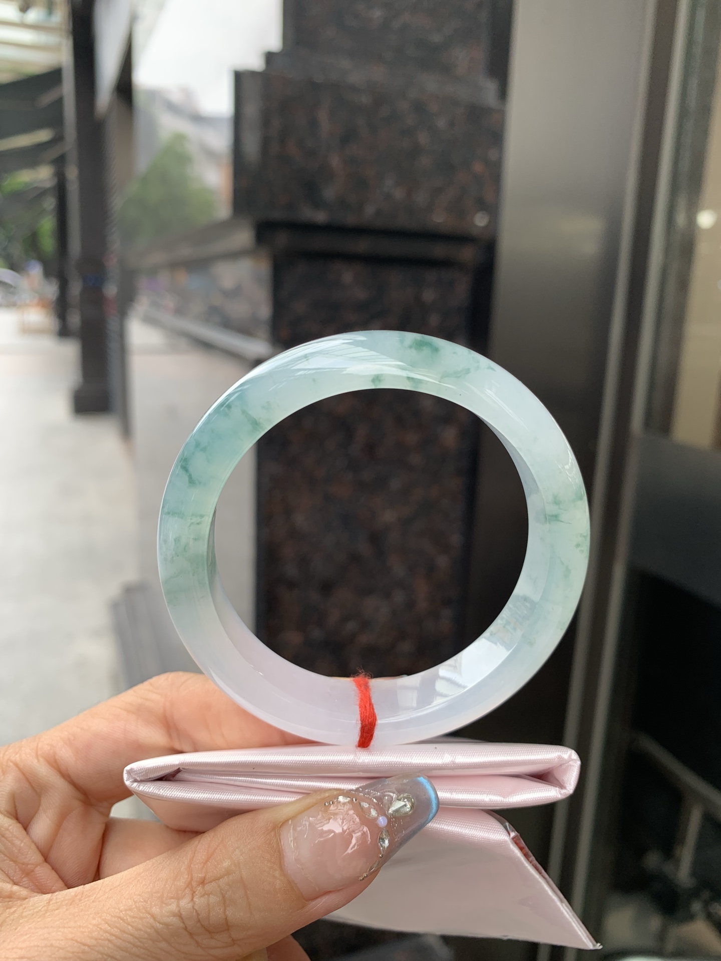 飘花正圈 55-8-12.4 0512-26856 打灯棉絮，底妆冰透起光，蓝花灵动飘逸，勾勒出一幅