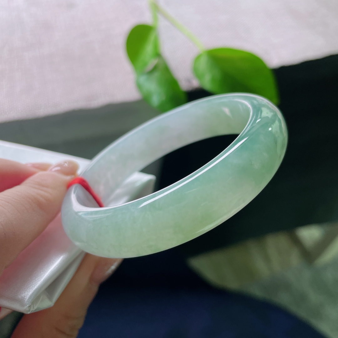 56.5/14/8湖水绿正圈，幽静，种老，山色空蒙，湖水无尘，只此青绿，无裂，ss52316a