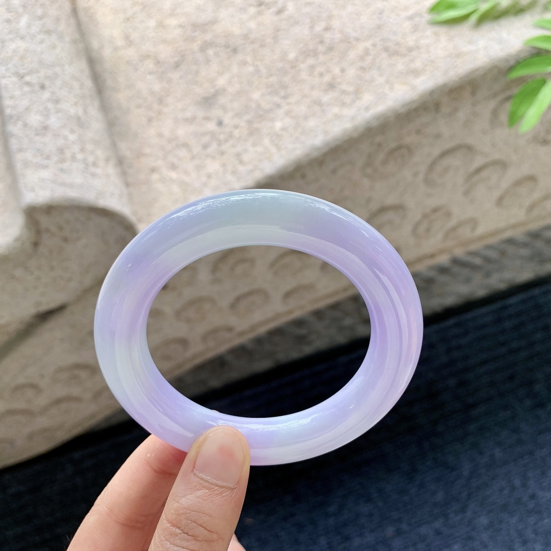 圆条55 56【圈口】56.5/11.8/12.3【编码】DX051358【描述】糯冰，水润，种老，细腻，无裂