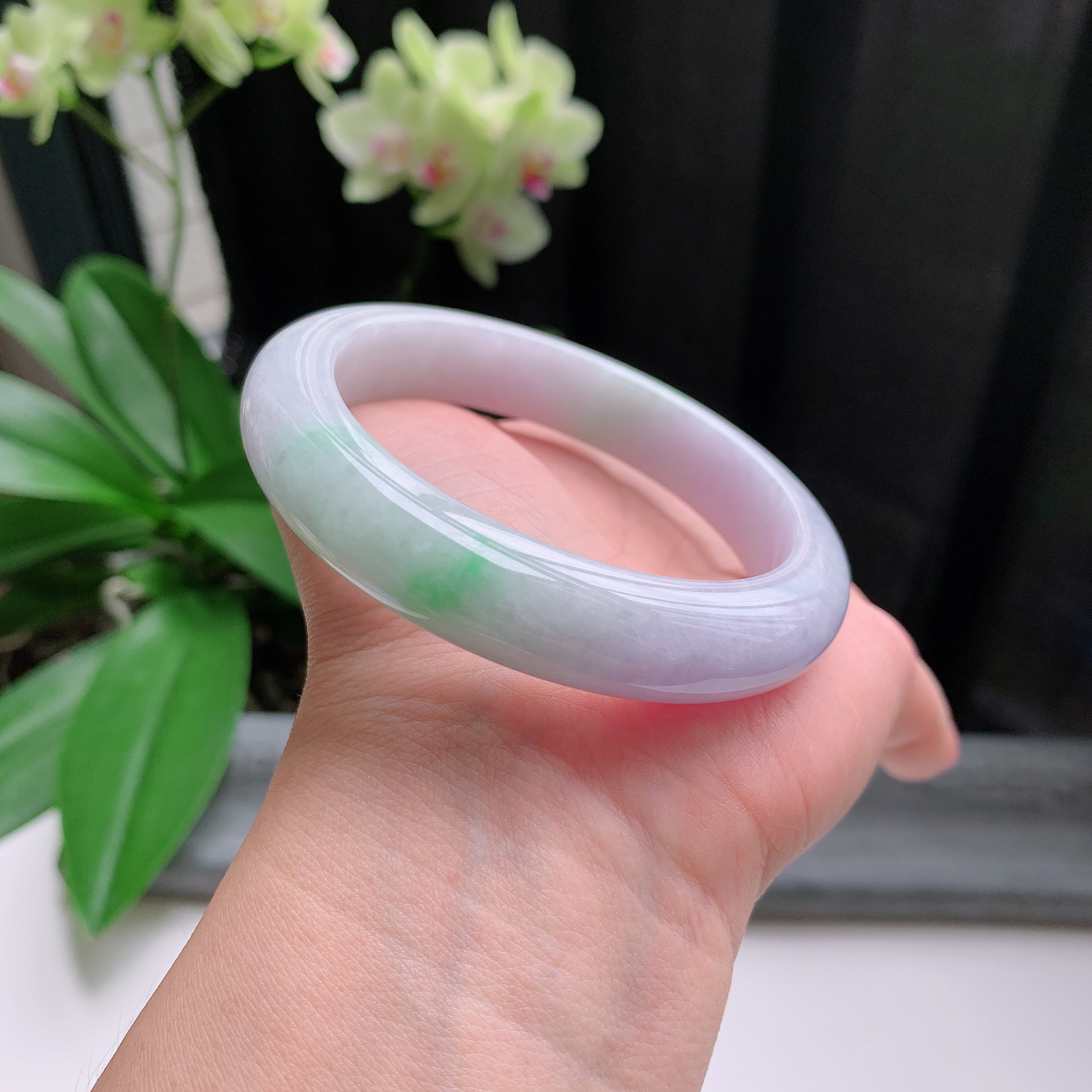 正圈58圈口，天然A货翡翠冰糯种水润春彩飘绿玉手镯，水润秀丽，飘花灵动，种水十足，视觉甜美可人，恰
